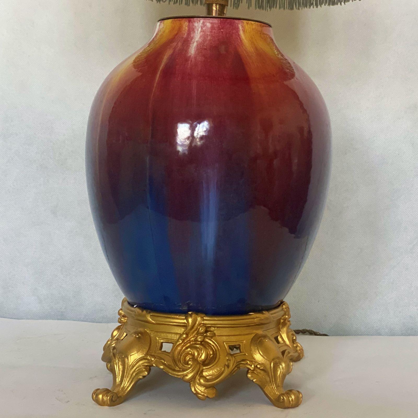 Milieu du XXe siècle Rare lampe de bureau Art Déco française en céramique émaillée et bronze, années 1930 en vente