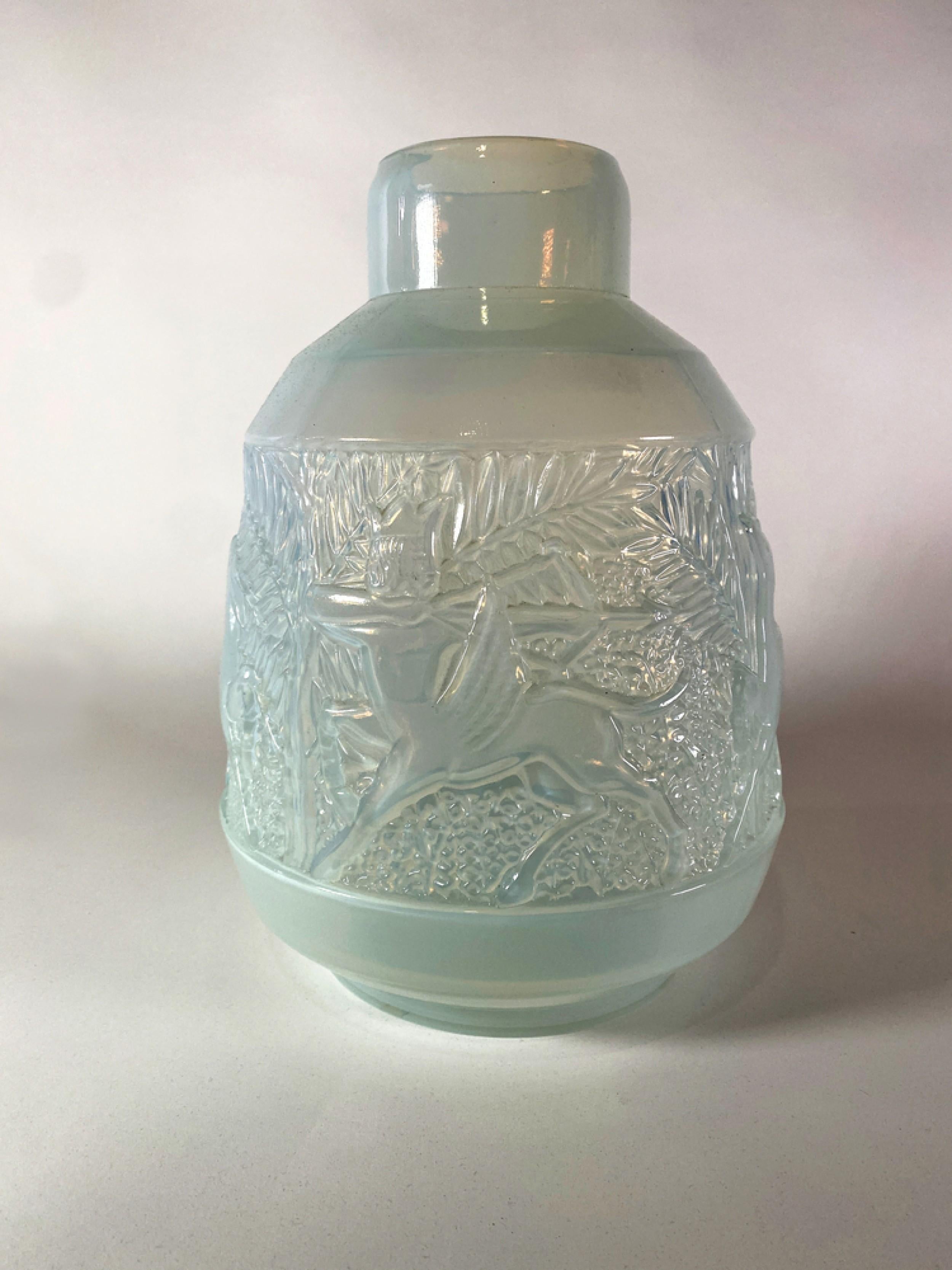 Raro vaso in vetro iridescente Art Deco francese con disegno floreale in rilievo, (ETLING)