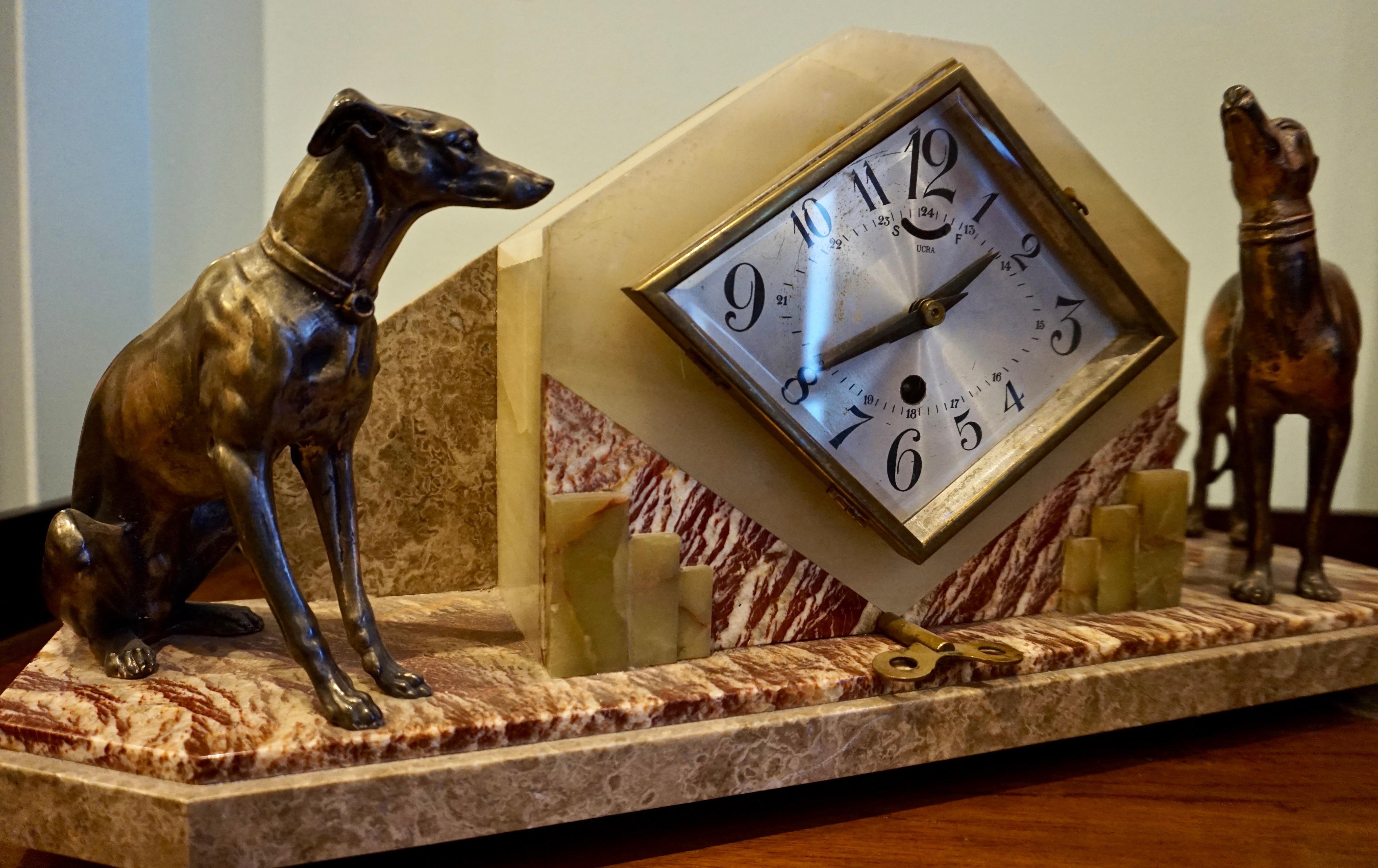 Raro orologio da tavolo francese Art Deco in marmo e onice con figurine di cani in bronzo in vendita 3
