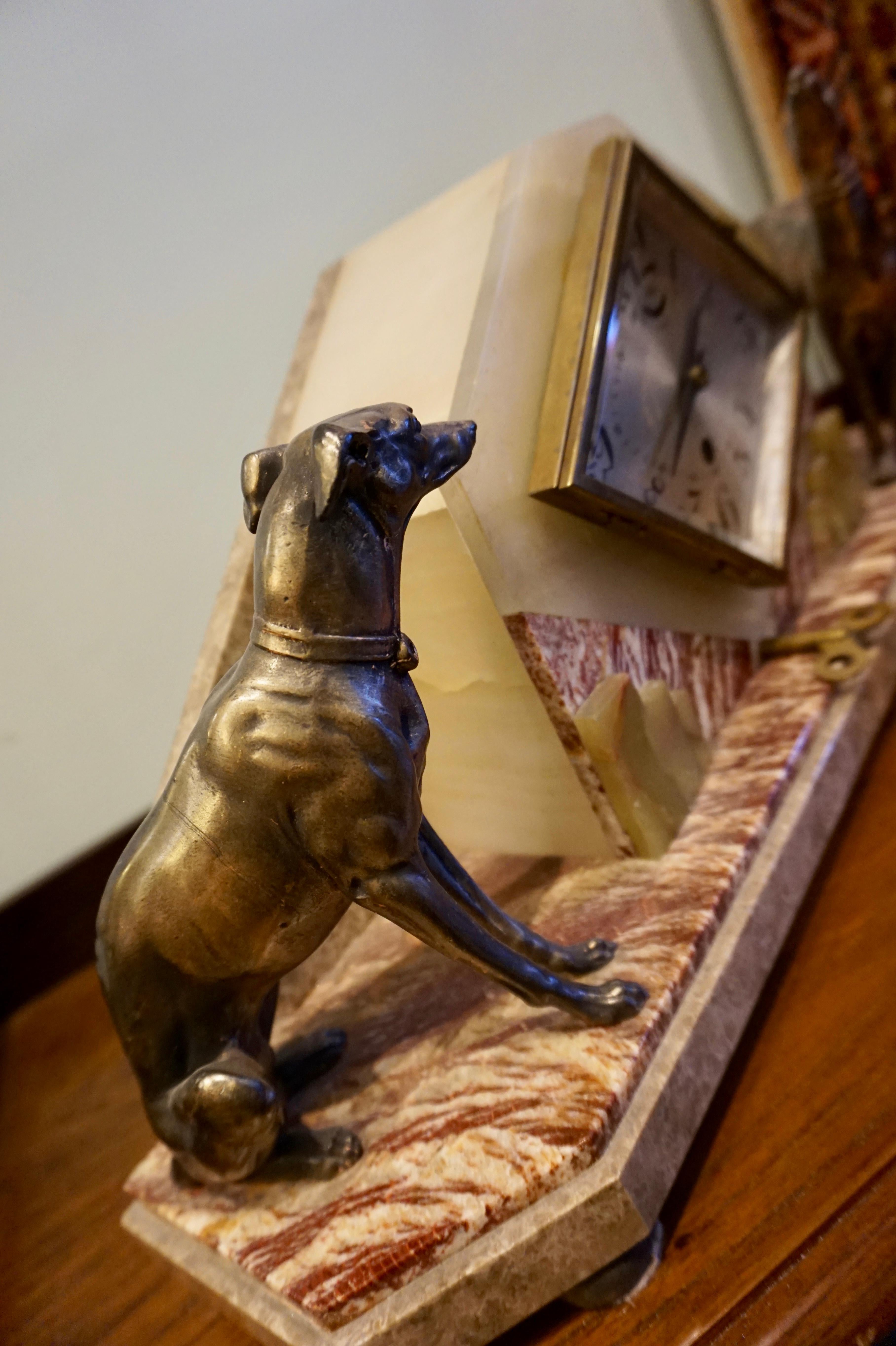 Seltene französische Art-Déco-Kaminuhr aus Marmor und Onyx mit Bronze-Hundefiguren aus Bronze, Art déco im Angebot 6