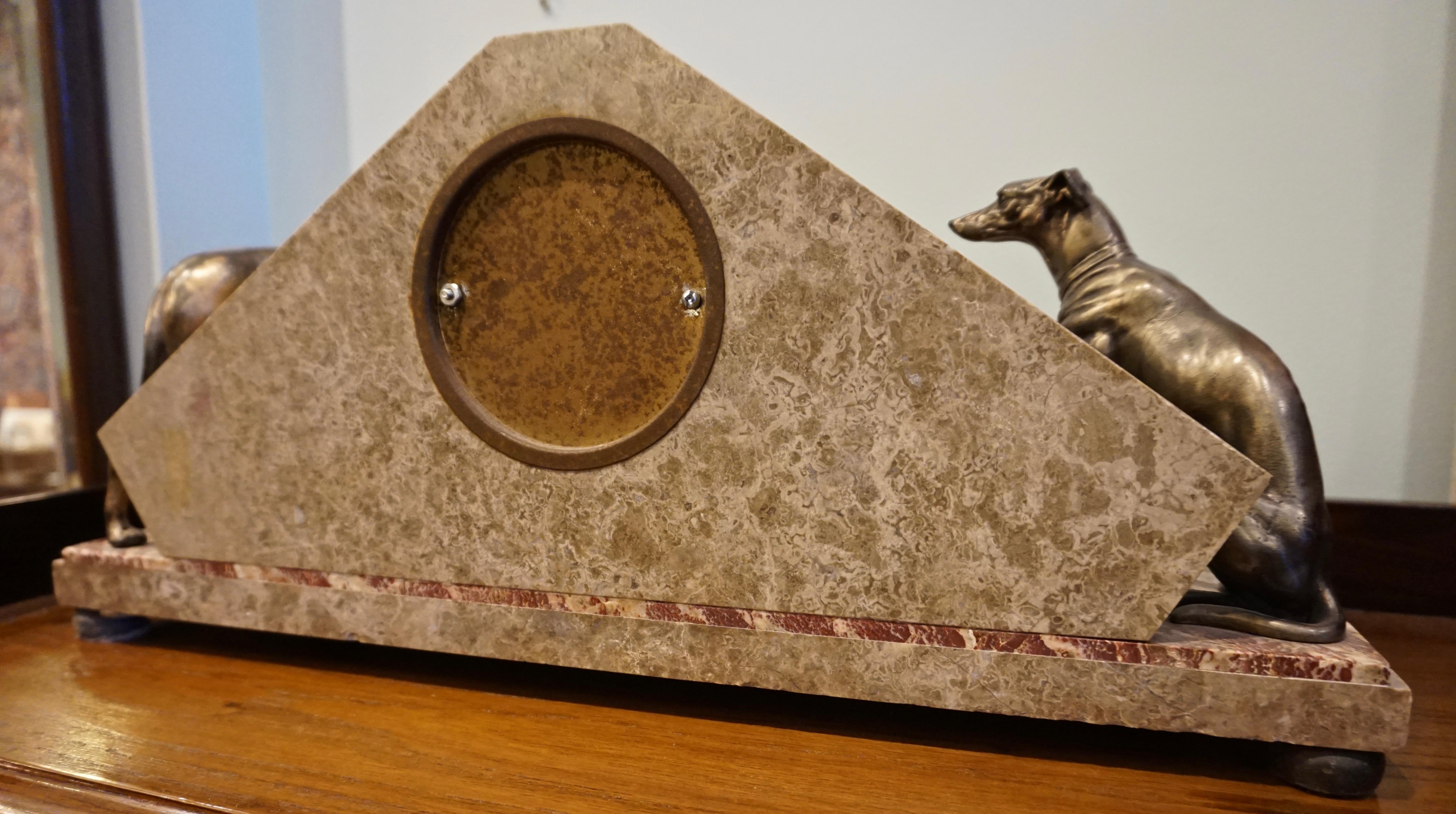 Seltene französische Art-Déco-Kaminuhr aus Marmor und Onyx mit Bronze-Hundefiguren aus Bronze, Art déco im Angebot 8