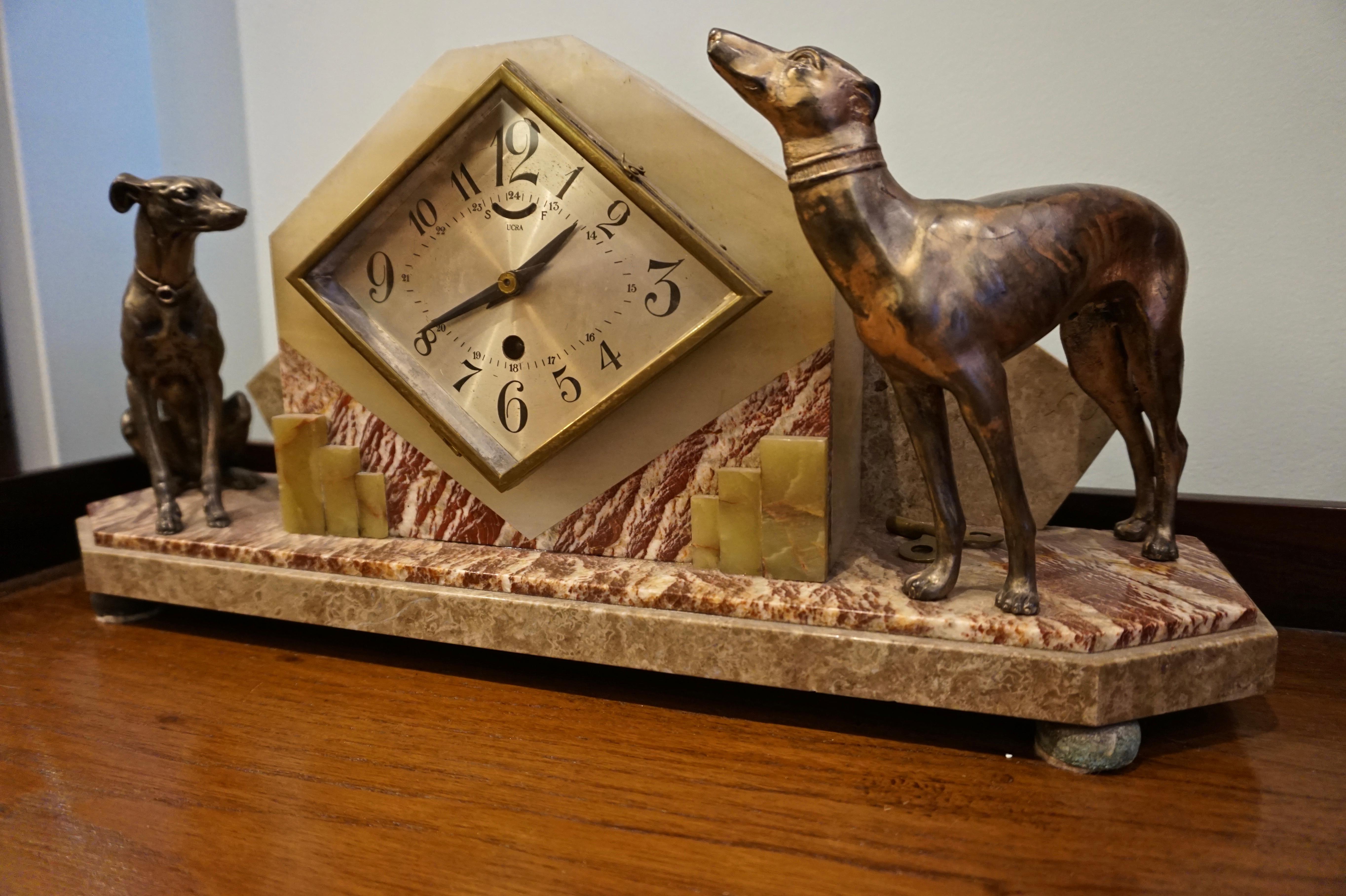 Fait main Rare horloge de cheminée Art déco française en marbre et onyx avec figurines de chiens en bronze en vente