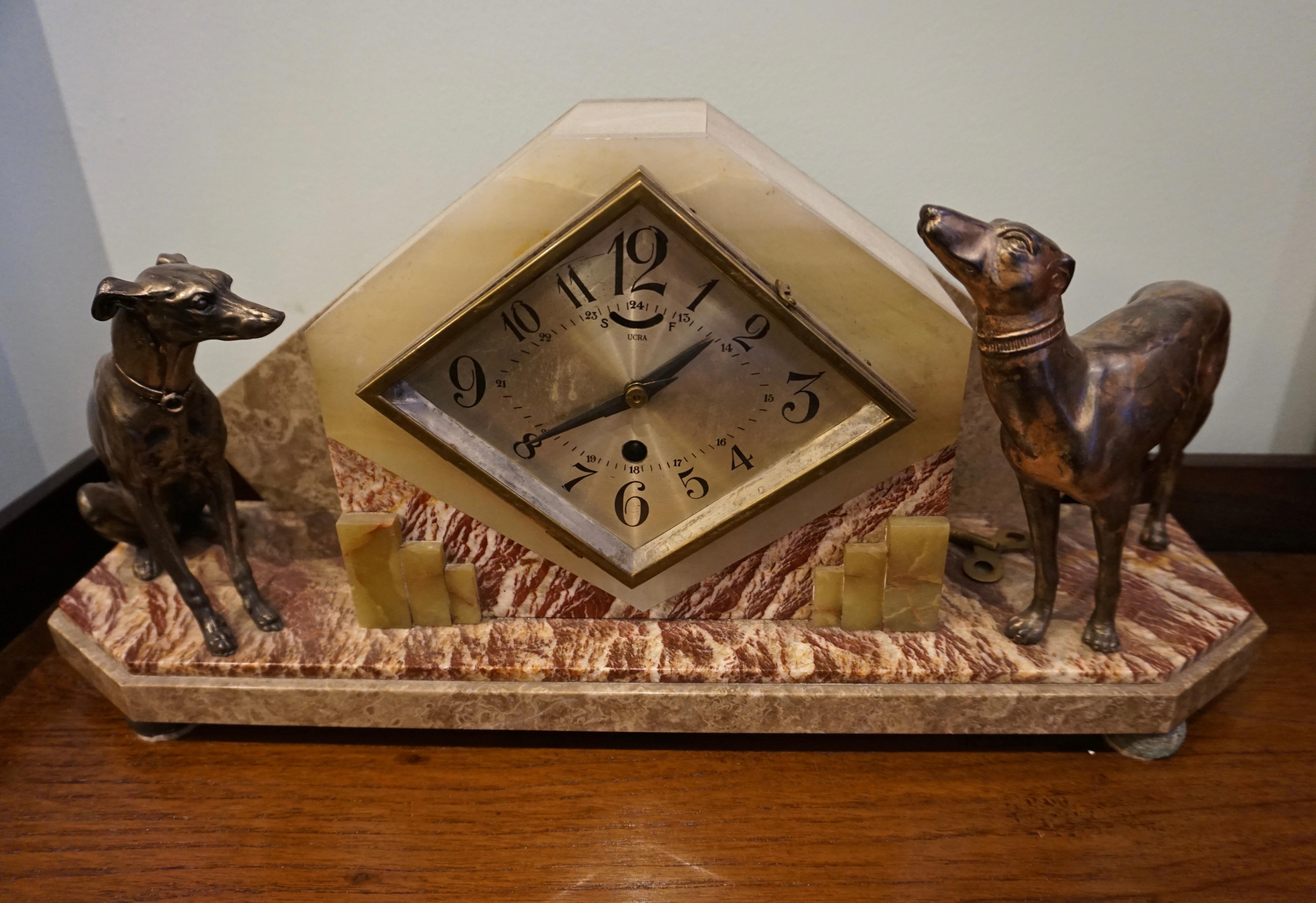 Rare horloge de cheminée Art déco française en marbre et onyx avec figurines de chiens en bronze Bon état - En vente à Vancouver, British Columbia