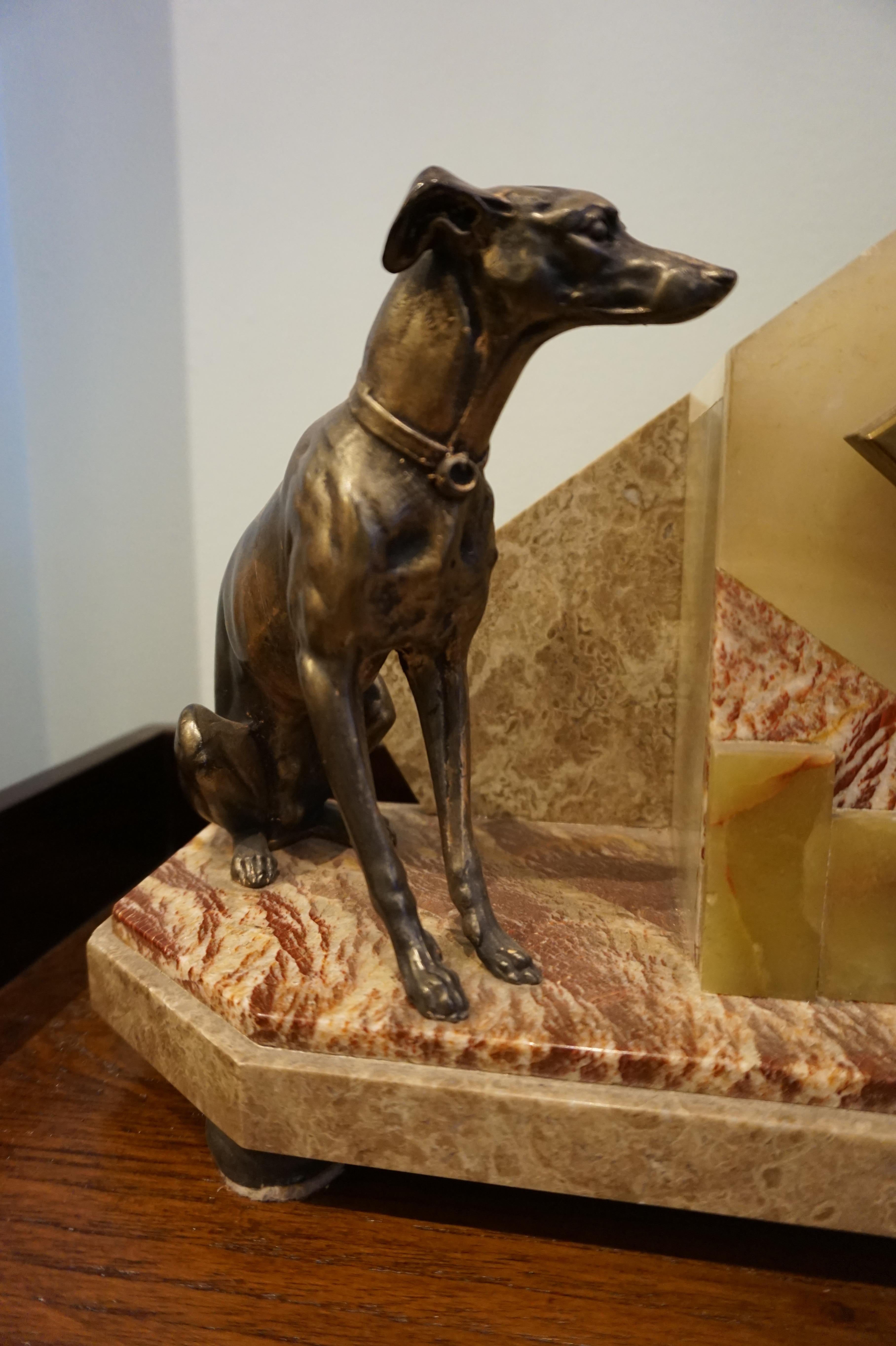 Seltene französische Art-Déco-Kaminuhr aus Marmor und Onyx mit Bronze-Hundefiguren aus Bronze, Art déco (Mitte des 20. Jahrhunderts) im Angebot