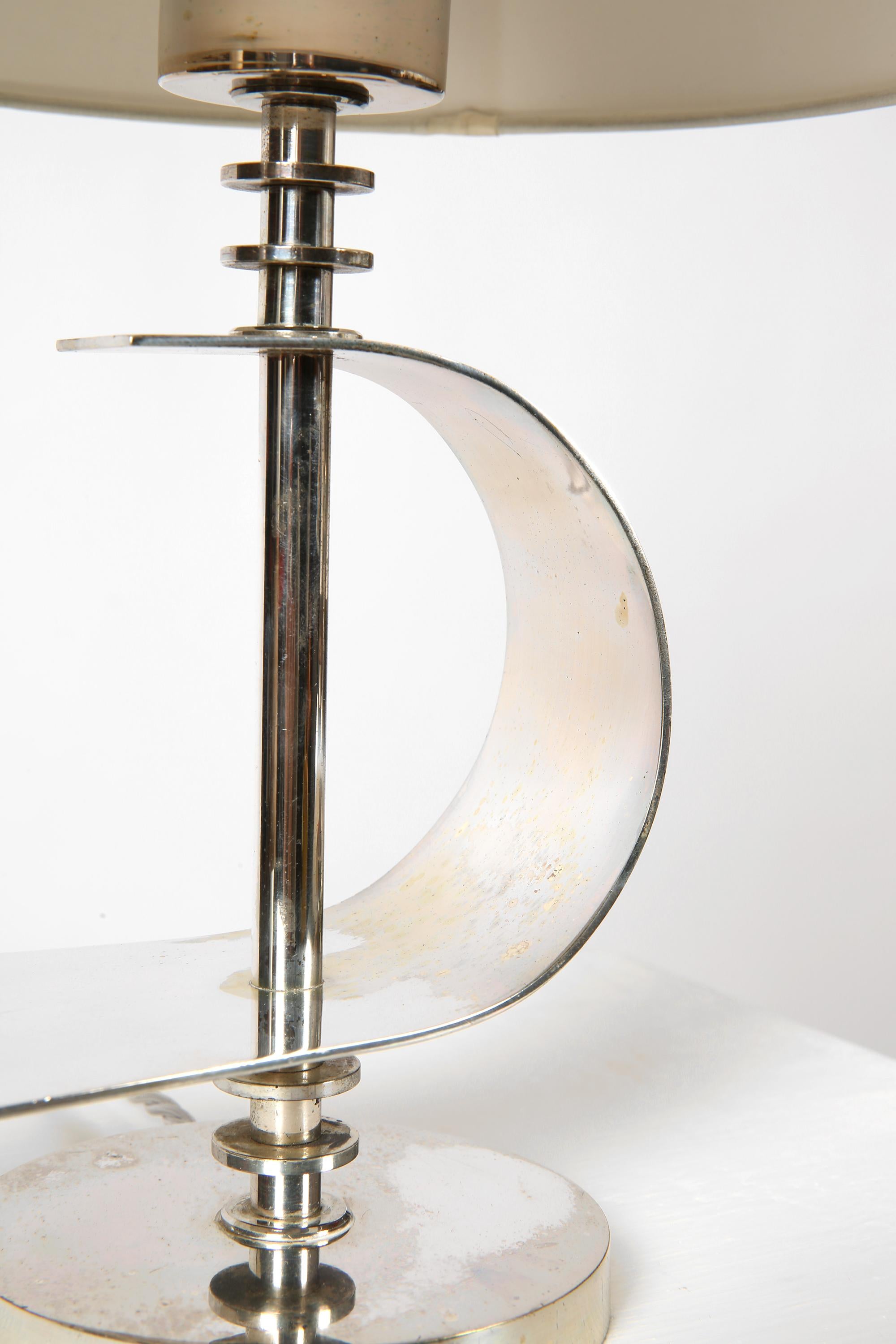 Rare lampe de table moderniste Art déco en bronze nickelé de Clément Nauny (1900-1969) pour la Maison Desny - Paris. La tige annelée présente une 