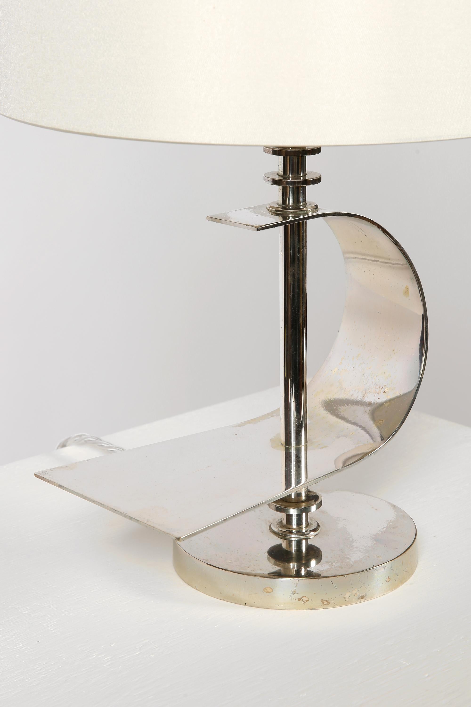 Français Rare lampe à poser en nickel de la Maison Desny, art déco moderniste français en vente