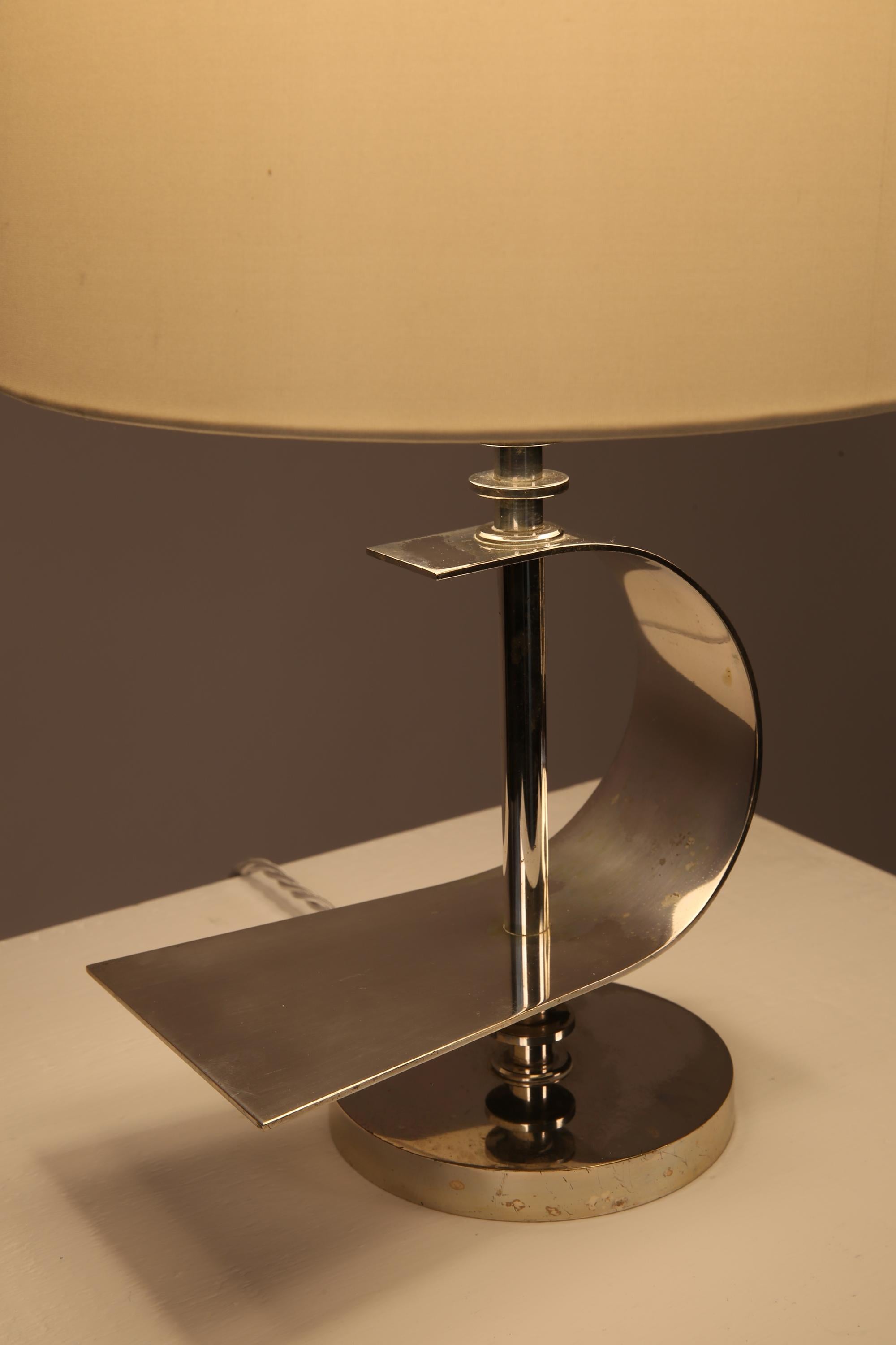 Rare lampe à poser en nickel de la Maison Desny, art déco moderniste français en vente 1