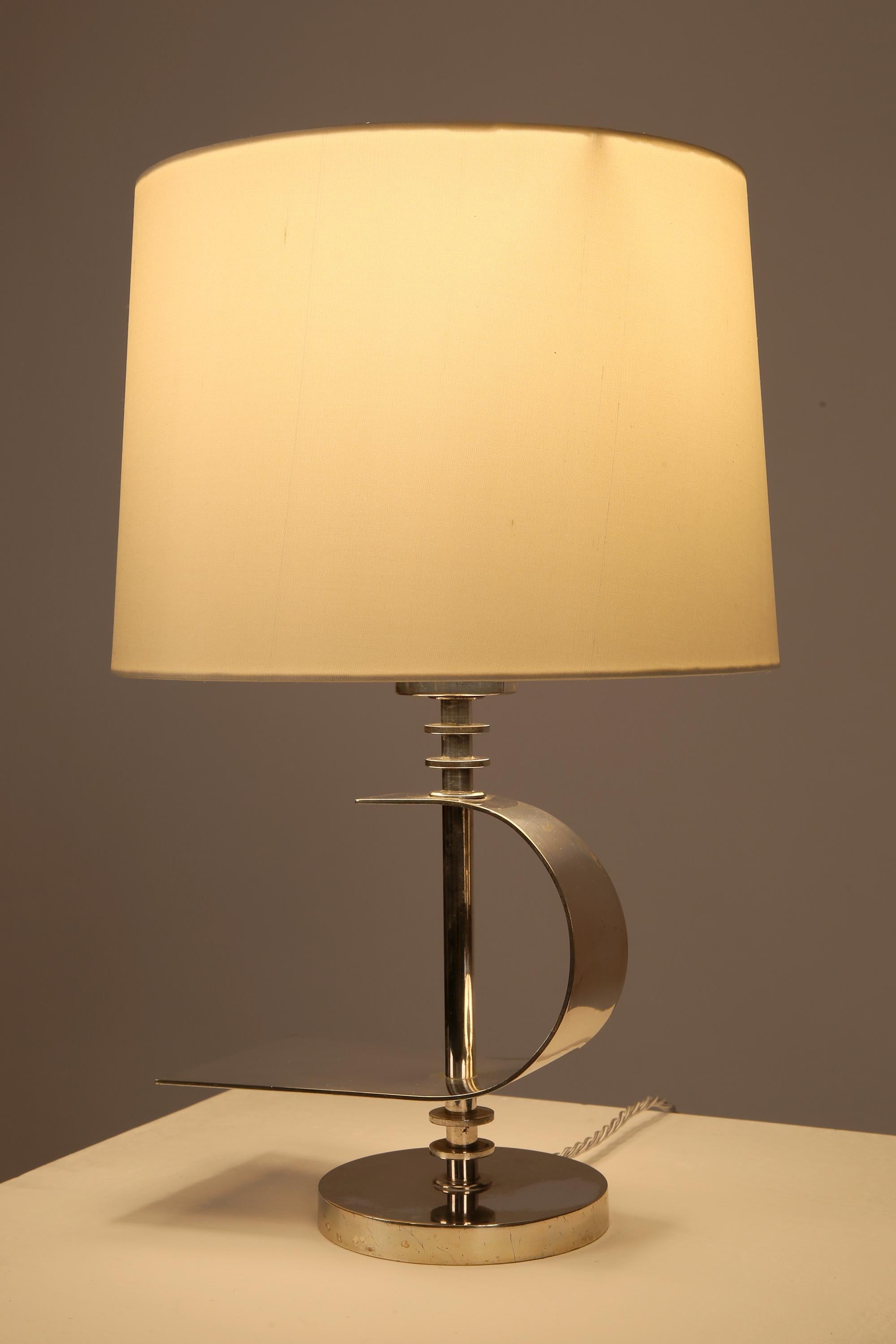 Rare lampe à poser en nickel de la Maison Desny, art déco moderniste français en vente 2