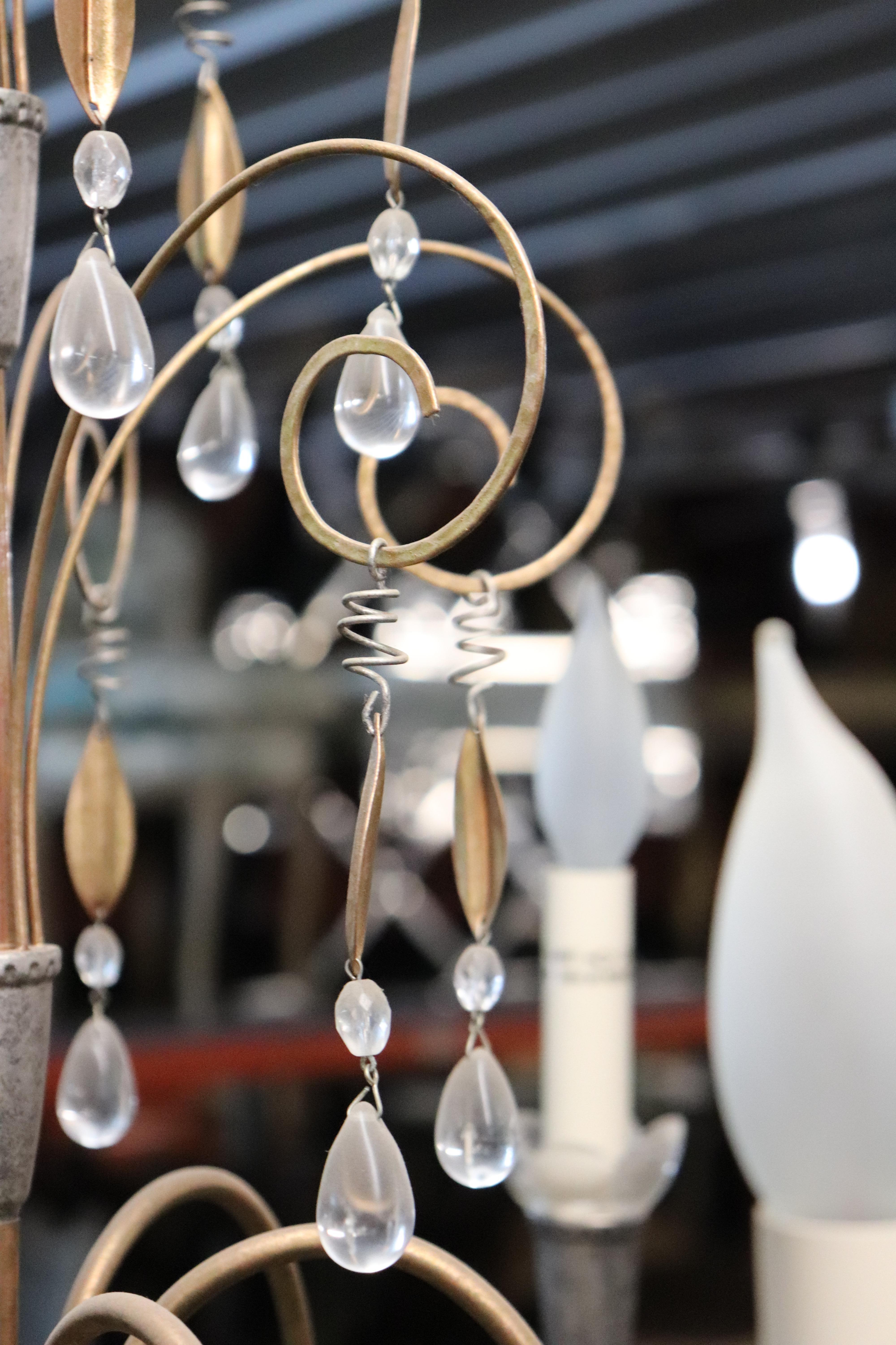 Metallo Rara lampada francese Art Deco o Hollywood Regency a 6 luci in foglia d'oro e d'argento in vendita