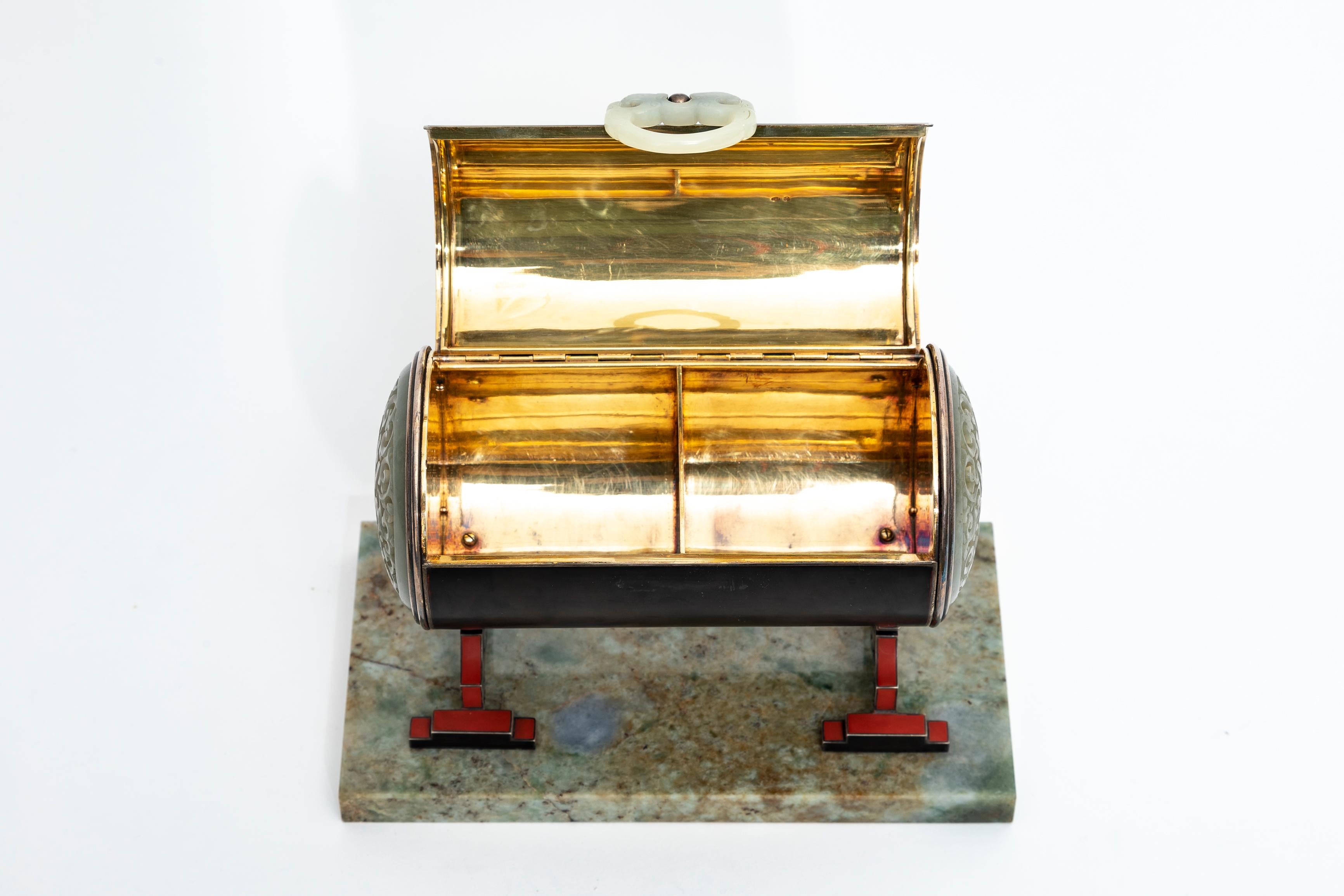 Rara caja francesa del periodo Art Déco de plata, esmalte y jade, atribuida a Cartier en Bueno estado para la venta en New York, NY