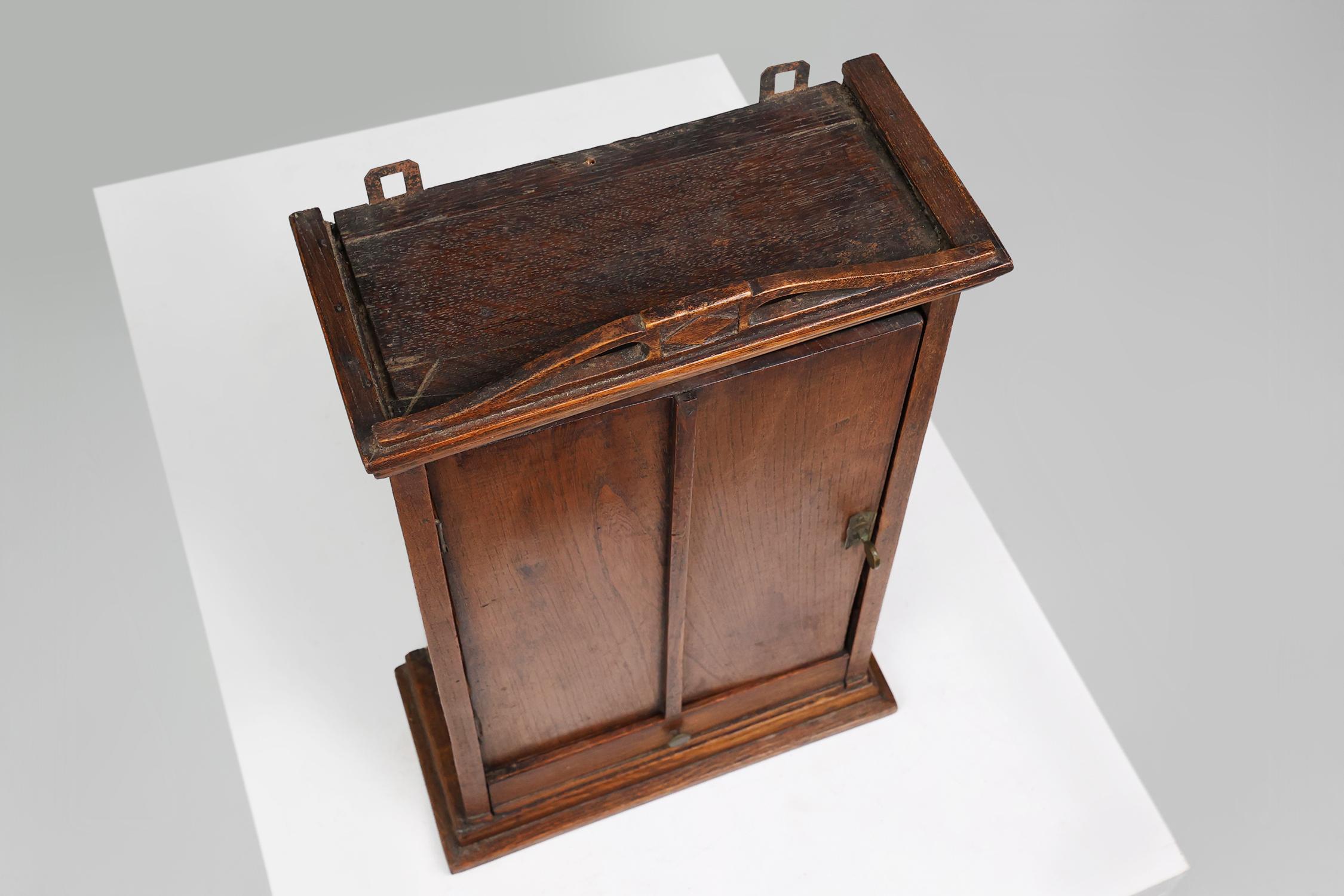 Rare armoire d'ombrage Art déco française en bois de 1930 en vente 4