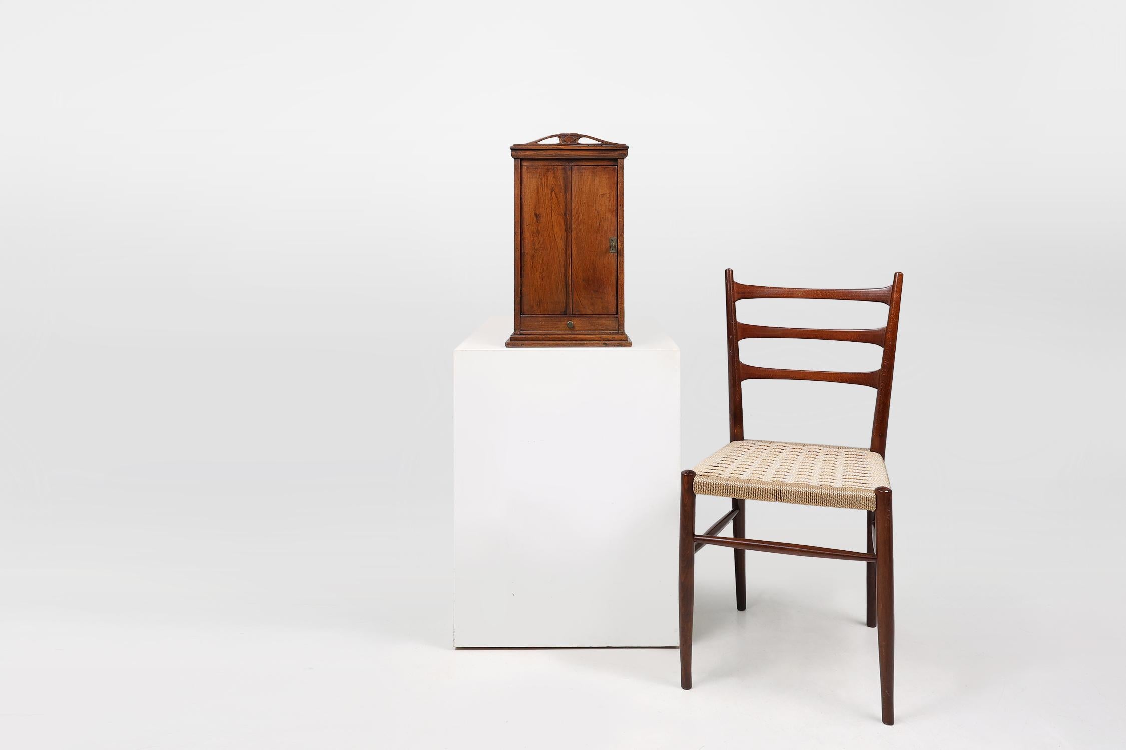 France / 1930 / cabinet de rasage / bois / Art Deco / Mid-century

Une rare et magnifique armoire à pharmacie ou à rasage avec des sculptures de style Art Déco. Fabriqué à la main en France dans les années 1930. Cette armoire spéciale est dotée de