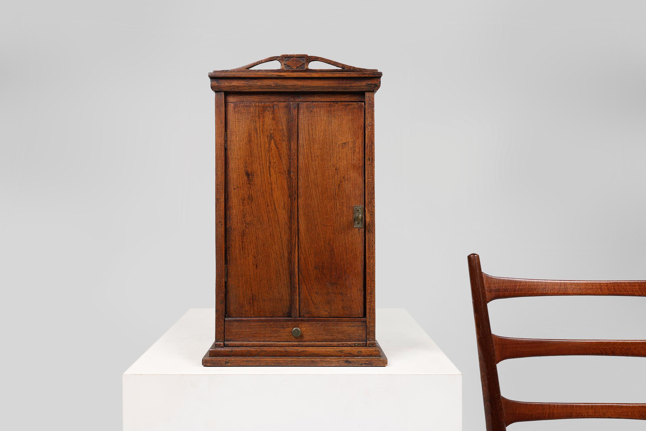 Français Rare armoire d'ombrage Art déco française en bois de 1930 en vente