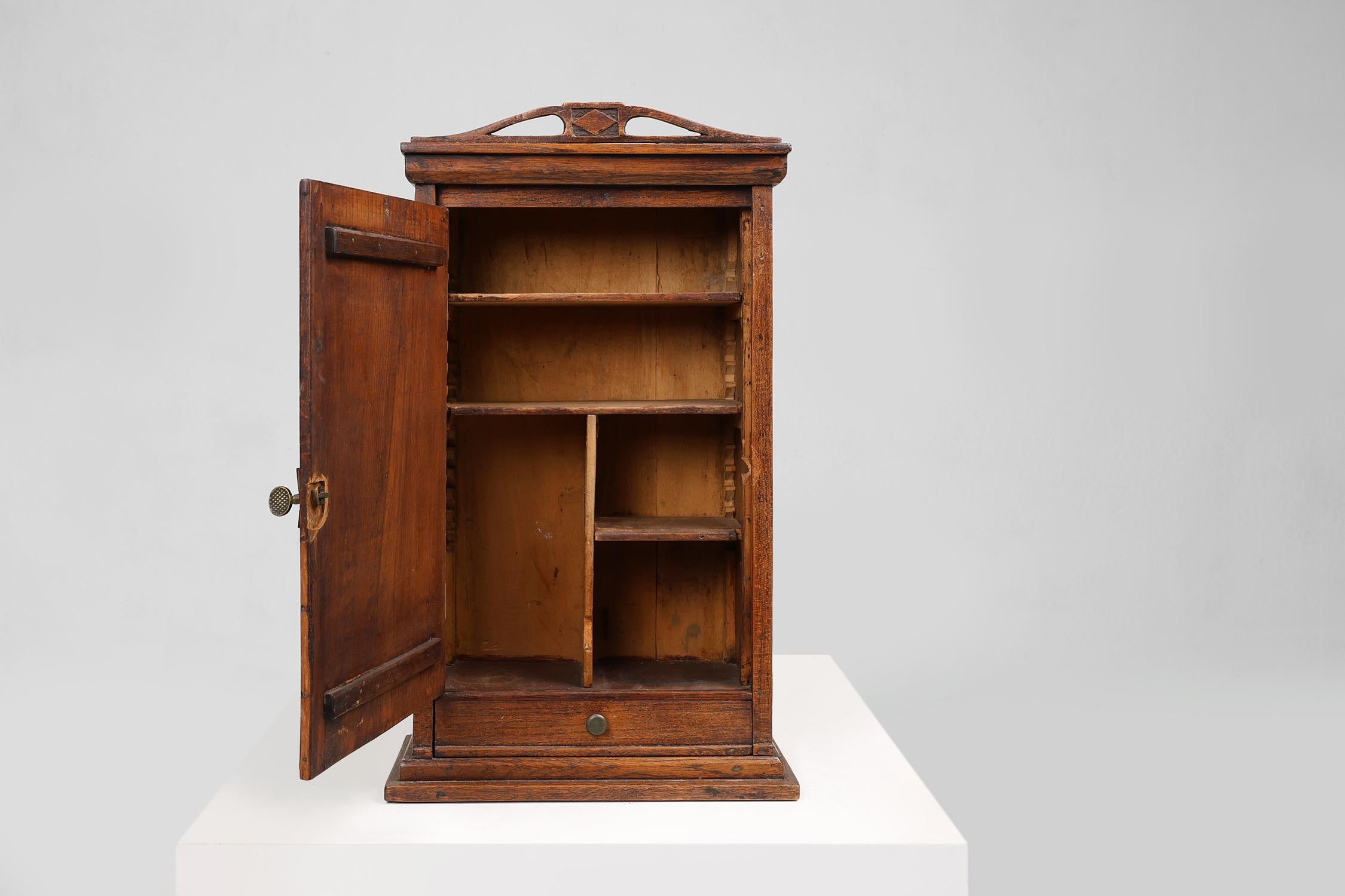 Sculpté à la main Rare armoire d'ombrage Art déco française en bois de 1930 en vente