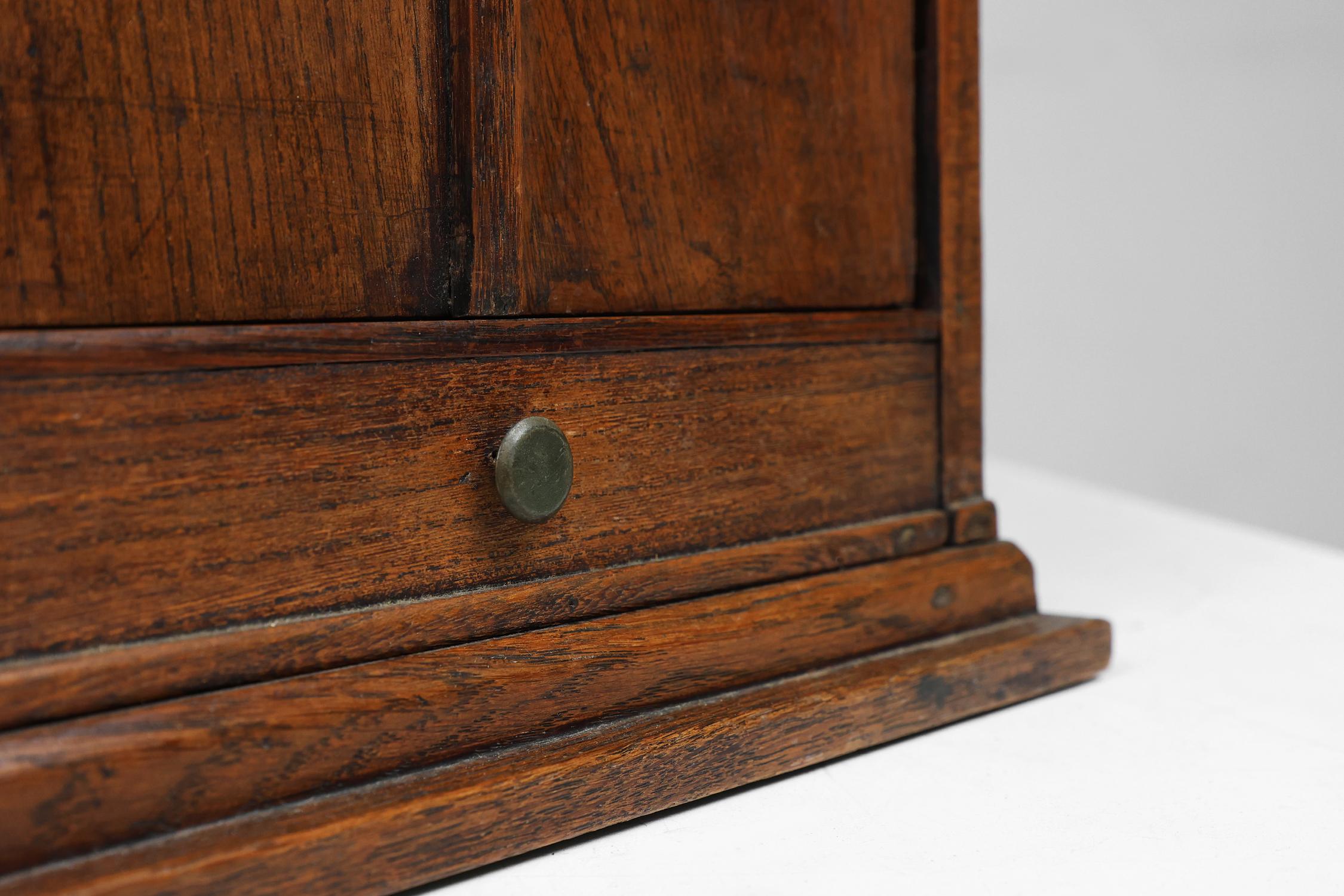 Rare armoire d'ombrage Art déco française en bois de 1930 en vente 1