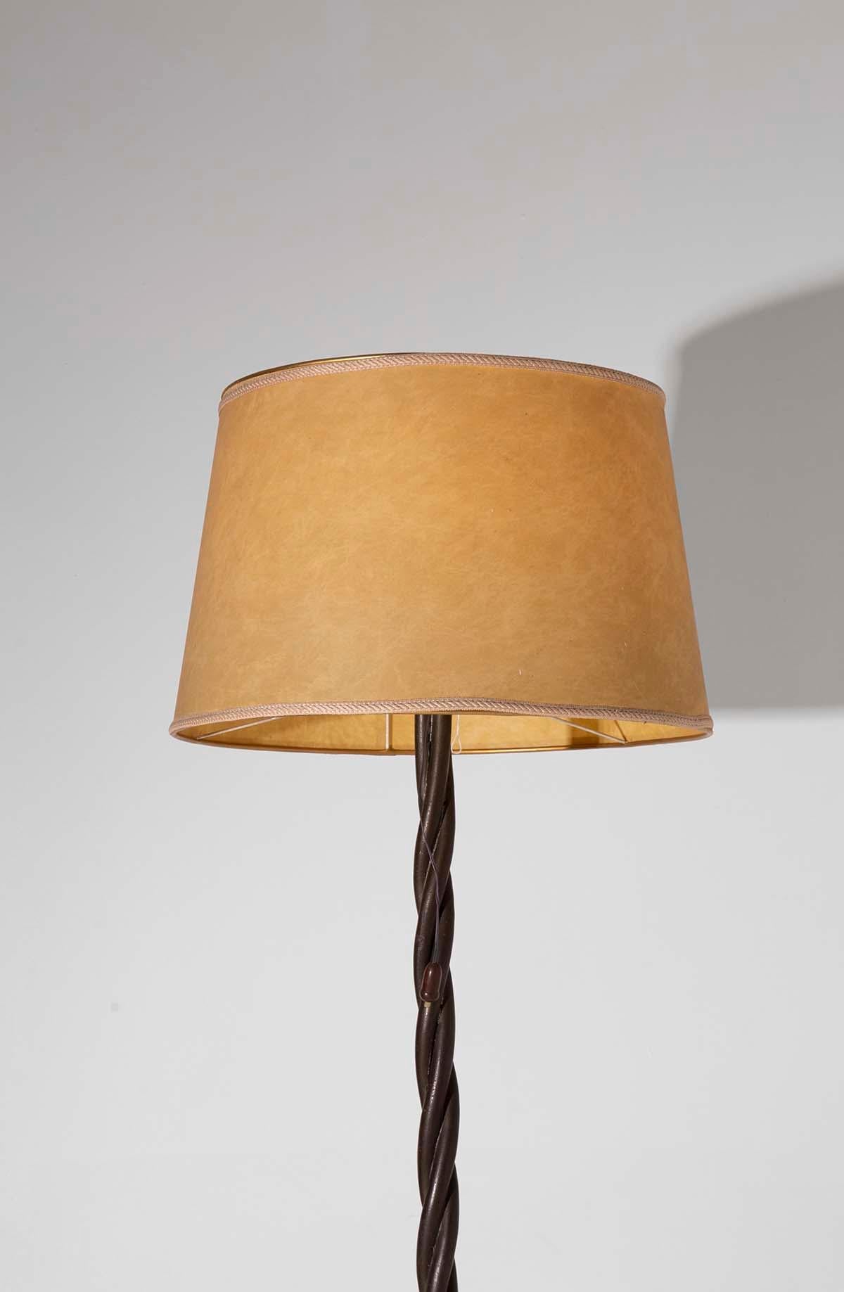 Grande lampada da terra francese degli anni 30-40 Art decò. Estructura de hierro con base circular. Sigue funcionando. Troviamo il suo cappello originale dell'epoca.
La lampade è ideale per ambienti classici e pieniLámpara de pie Art Déco francesa