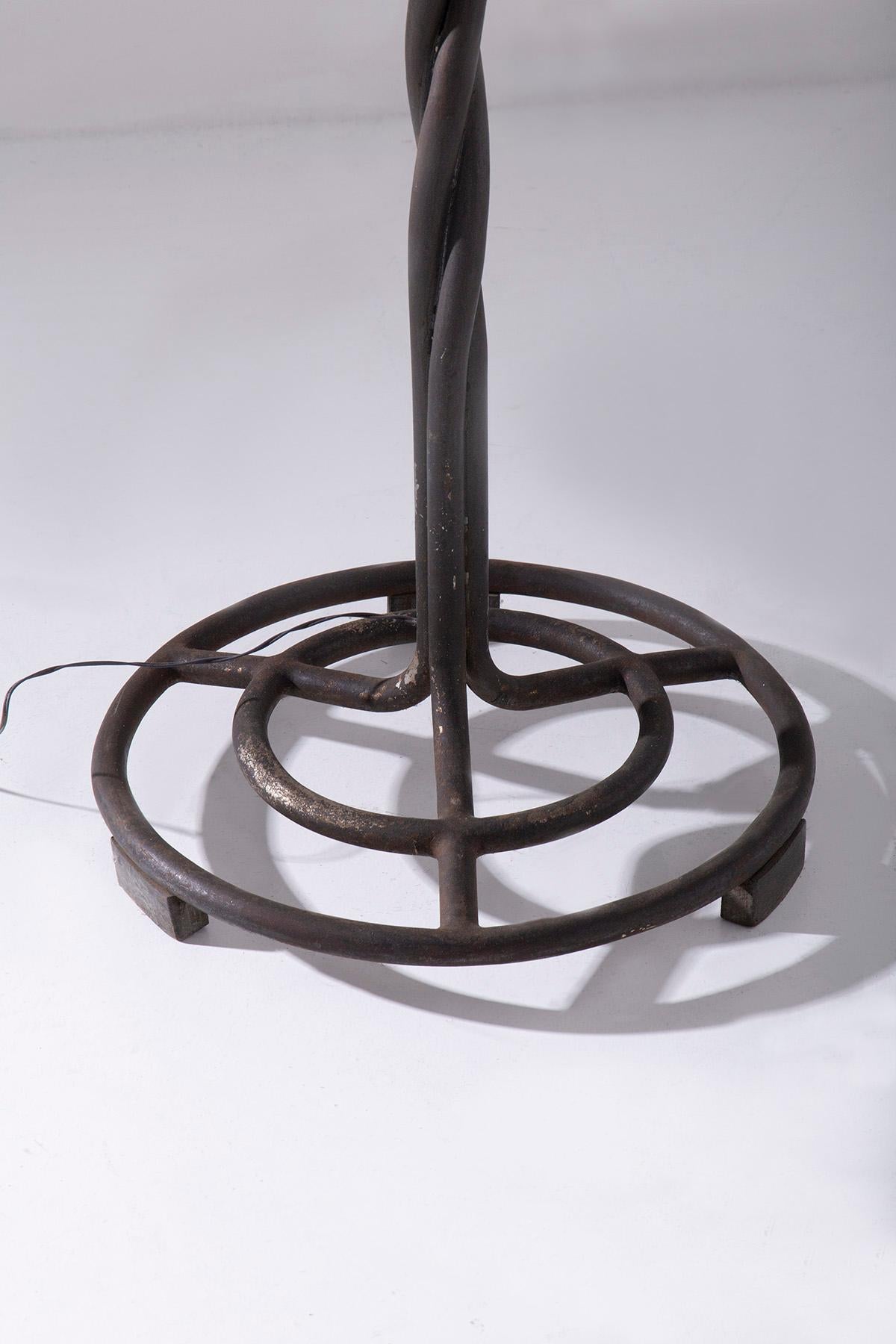 Rara lámpara francesa de hierro fundido de estilo Art Déco mediados del siglo XX en venta