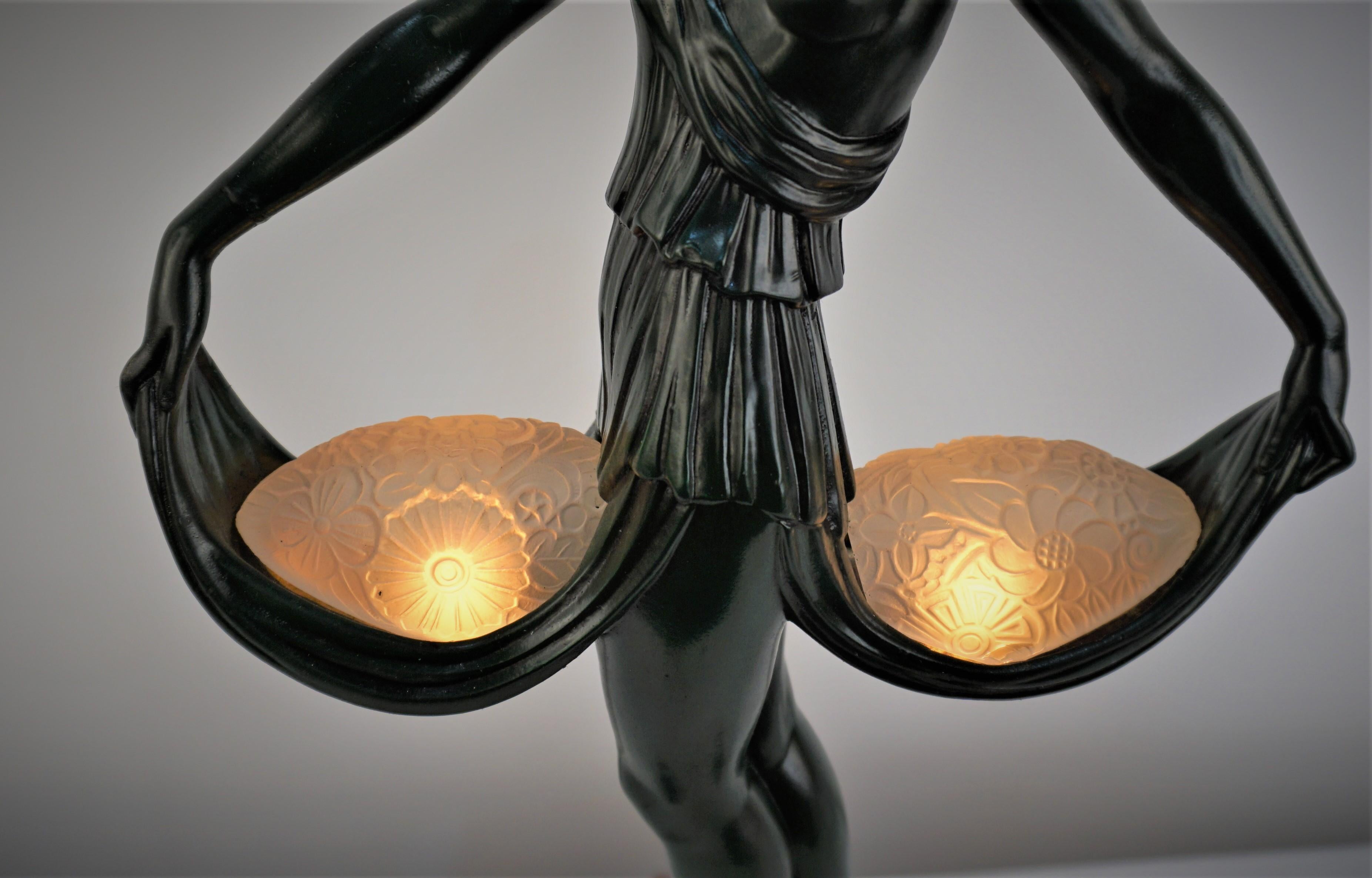 Seltene französische Art-Déco-Tischlampe-Skulptur von Fayral im Angebot 5