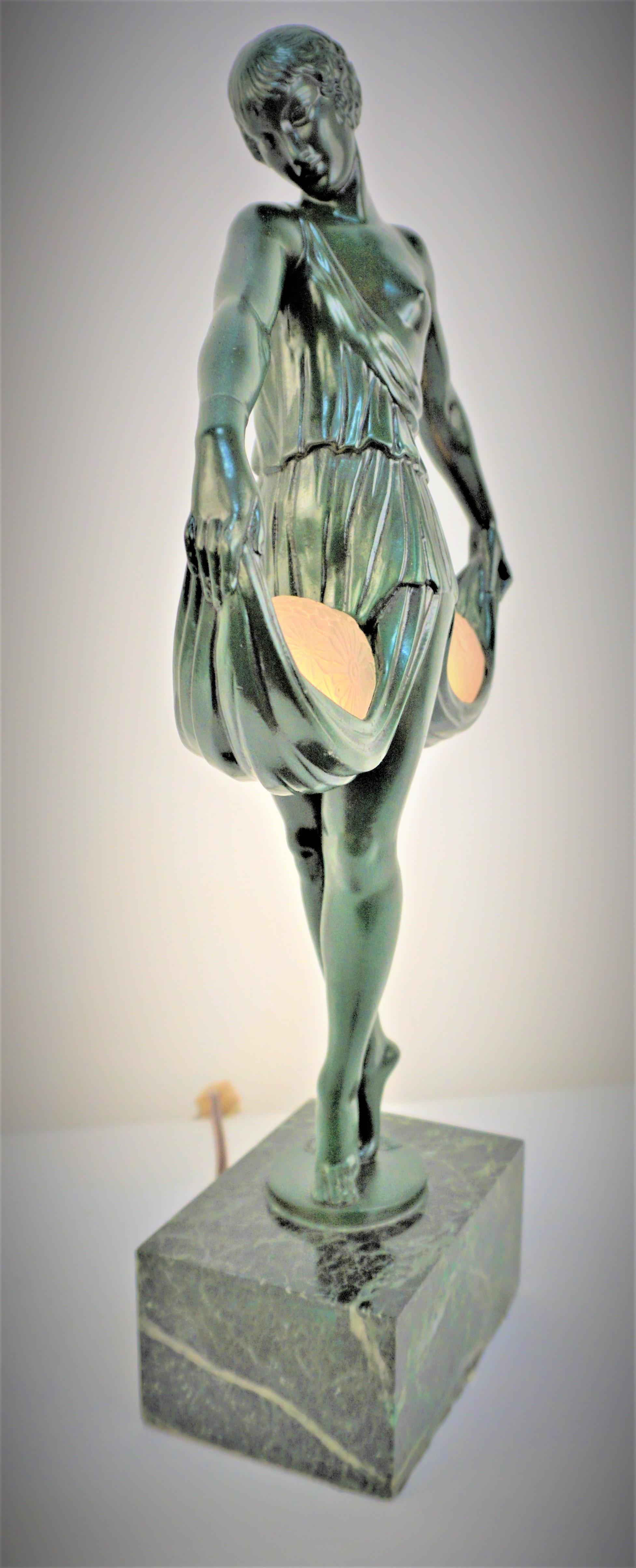 Seltene französische Art-Déco-Tischlampe-Skulptur von Fayral (Kaltmalerei) im Angebot