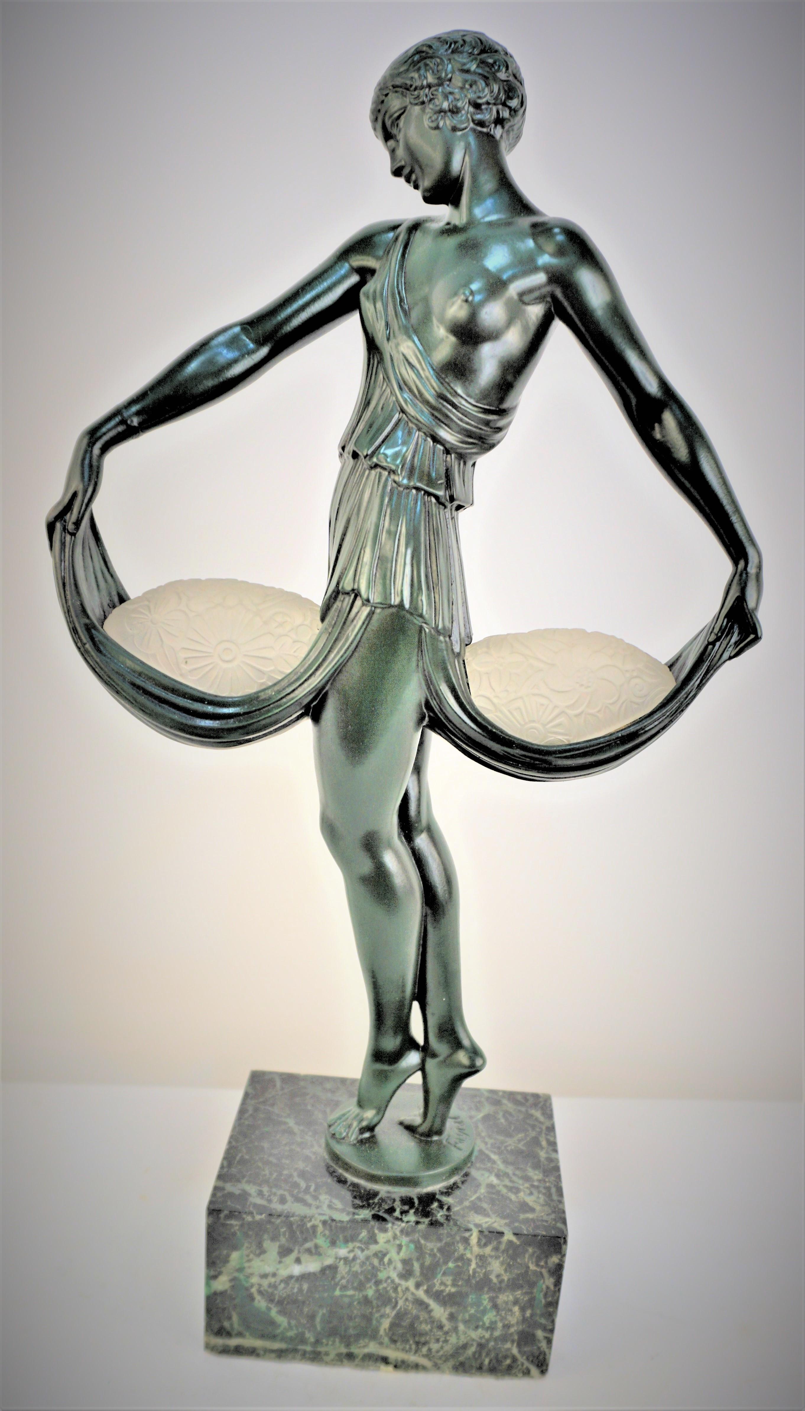 Seltene französische Art-Déco-Tischlampe-Skulptur von Fayral (Frühes 20. Jahrhundert) im Angebot
