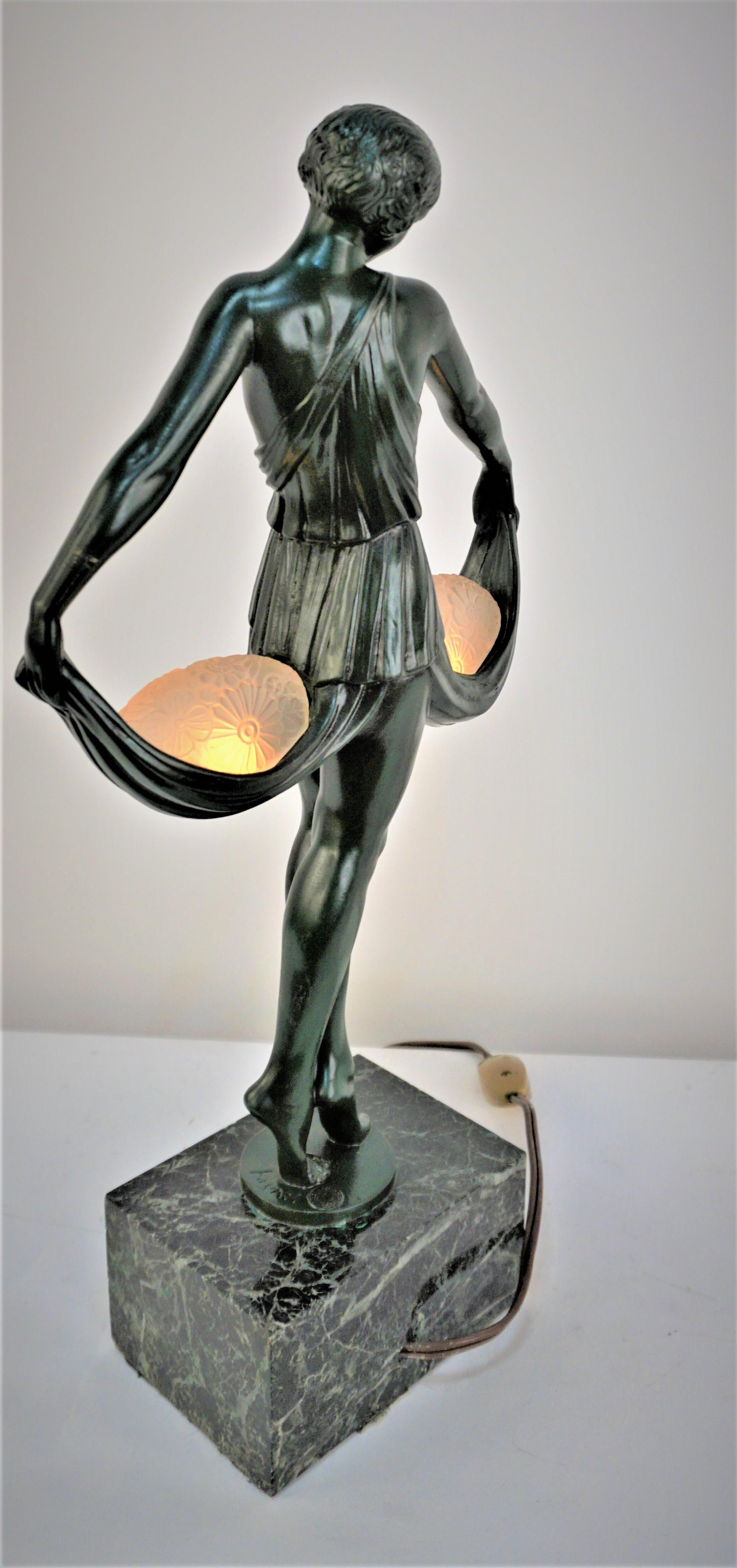 Seltene französische Art-Déco-Tischlampe-Skulptur von Fayral (Marmor) im Angebot
