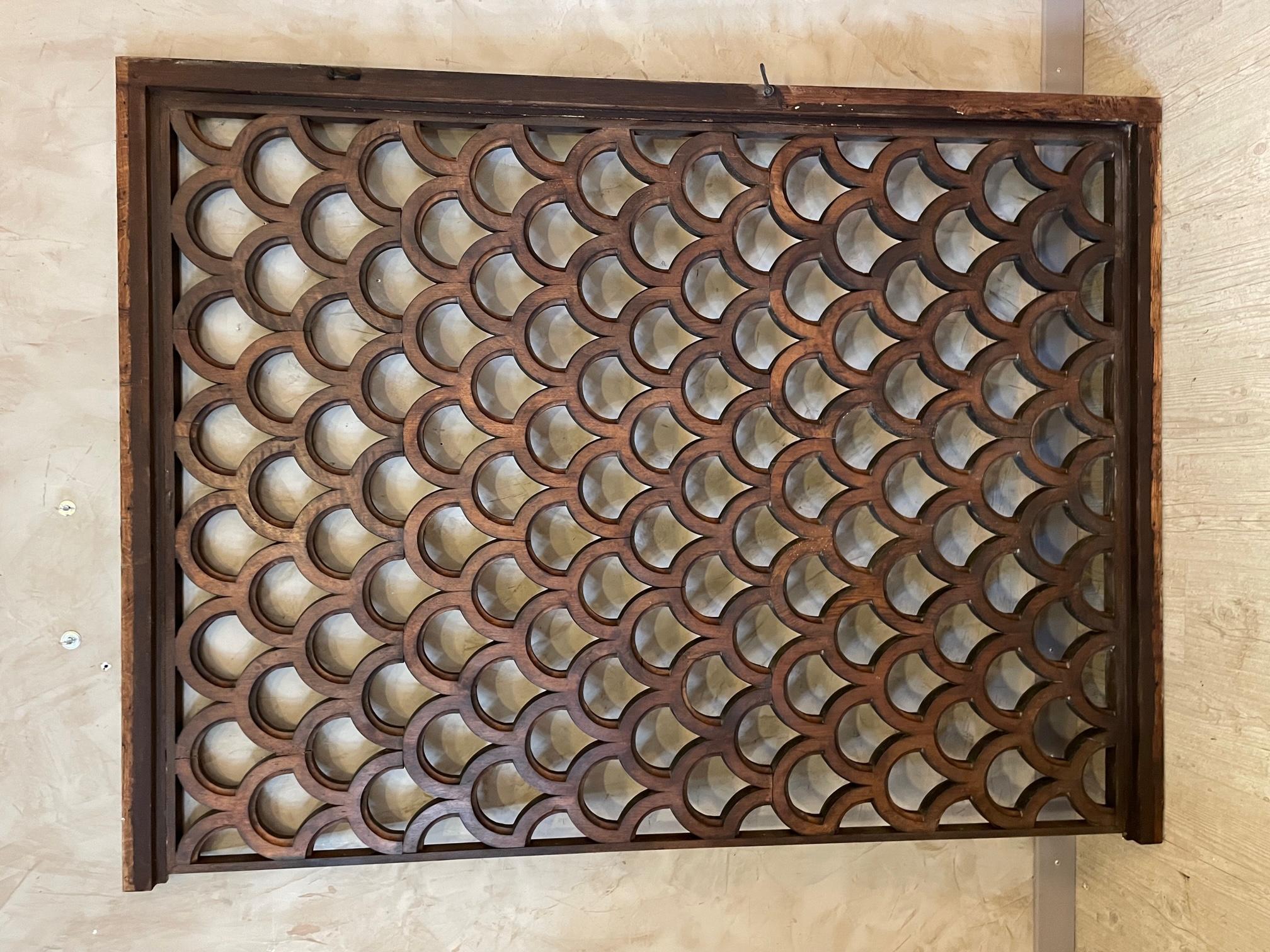 Exceptionnel et rare claustra en noyer réalisé dans les années 1930 sur mesure pour un château. 
Magnifique motif en écailles de poisson typique de la période art déco. 
Ce travail du bois fait à la main est remarquable.