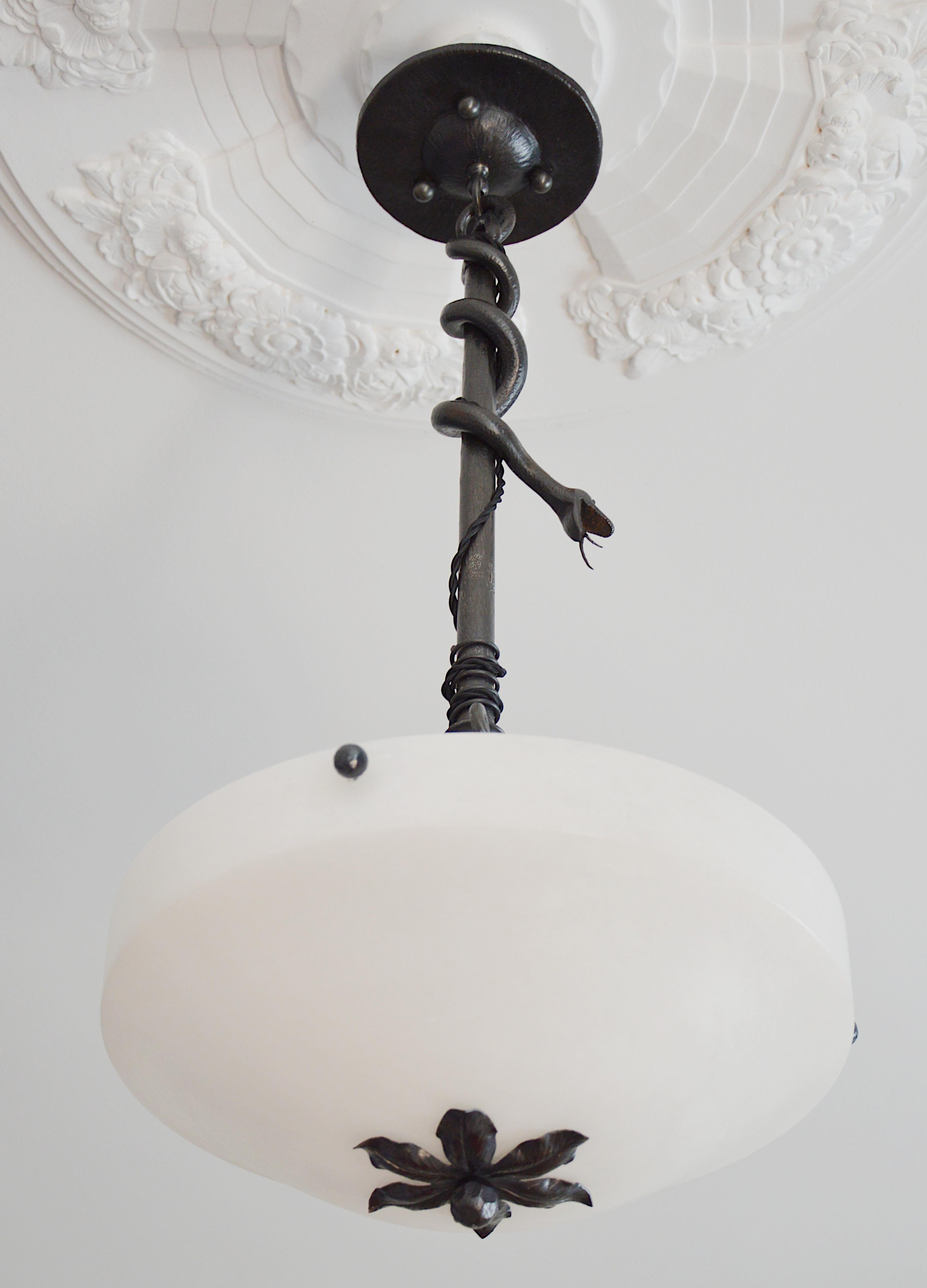 Rare French Art Deco Wrought-Iron Snake and Alabaster Pendant Chandelier, 1920 In Excellent Condition For Sale In Saint-Amans-des-Cots, FR