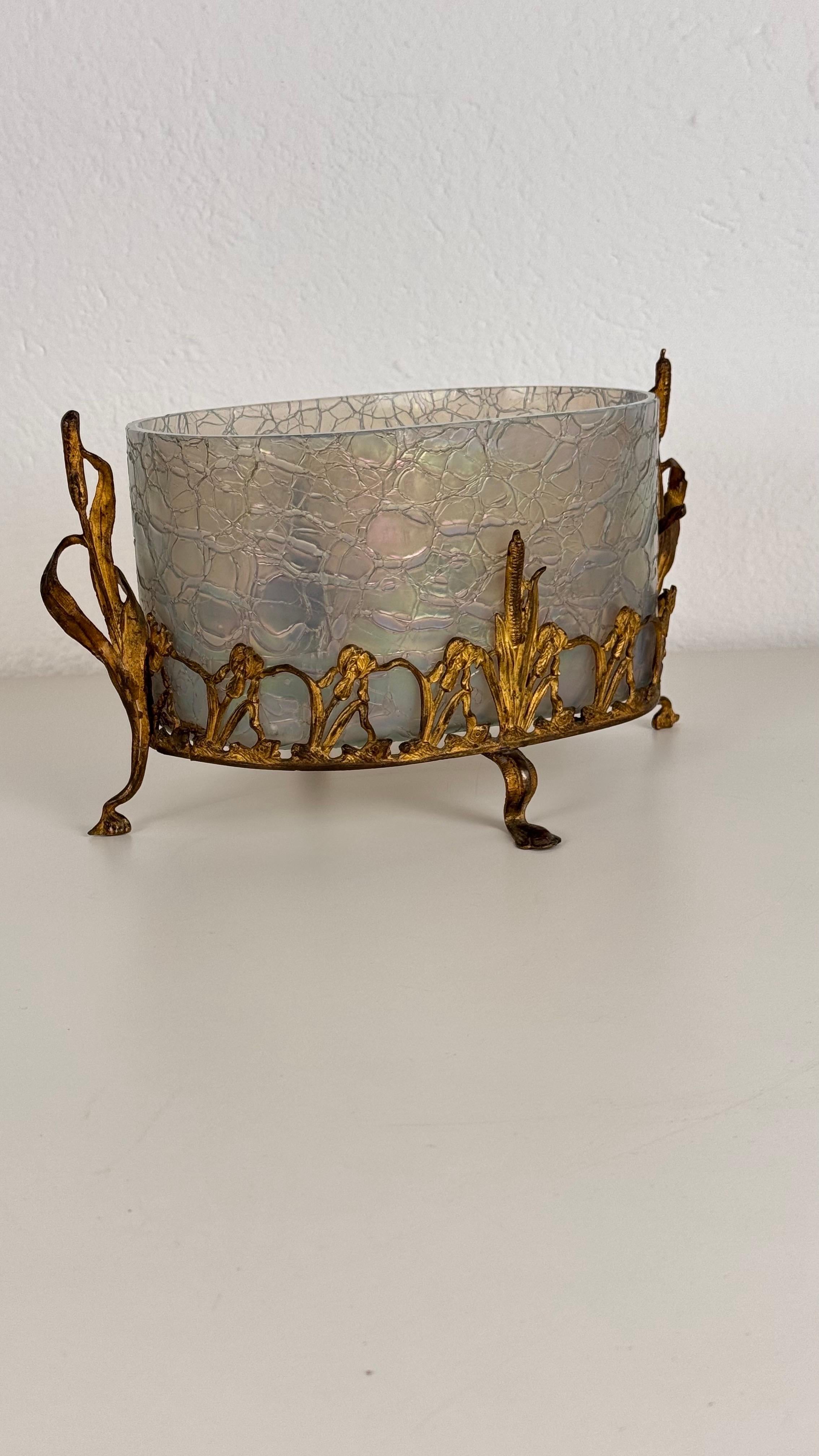 Seltener französischer Jugendstil-Übertöpfer aus Messing und opalisierendem Glas, spätes 19. Jahrhundert im Angebot 3