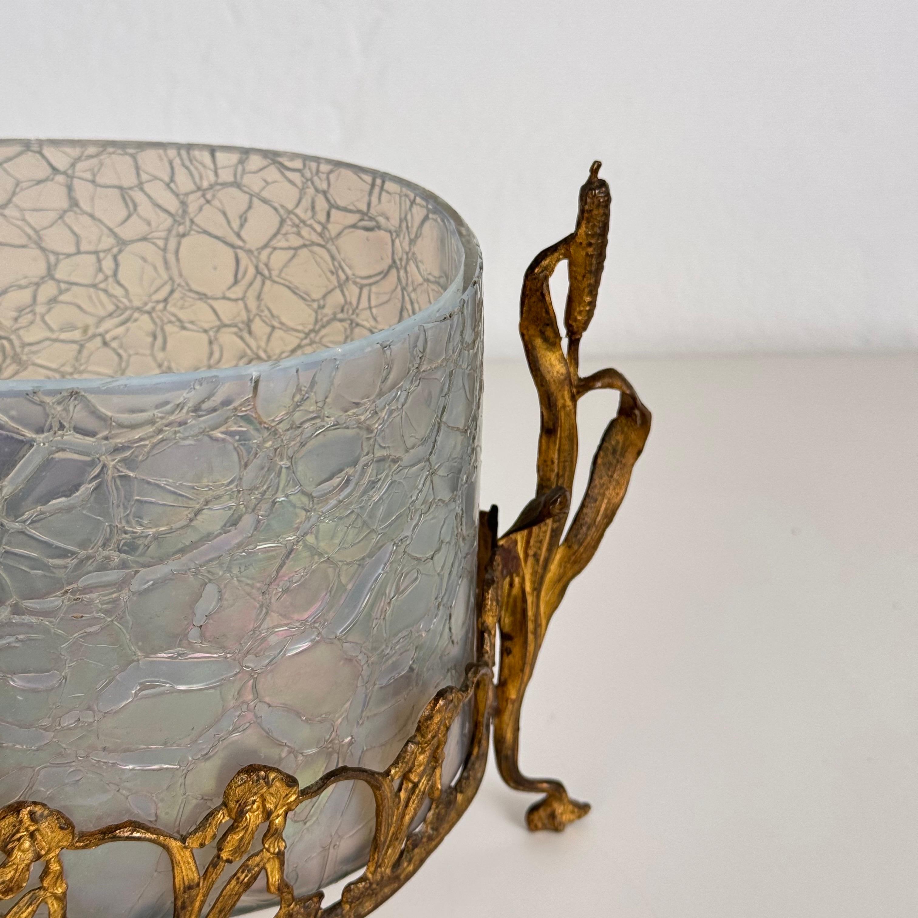 Seltener französischer Jugendstil-Übertöpfer aus Messing und opalisierendem Glas, spätes 19. Jahrhundert im Angebot 5