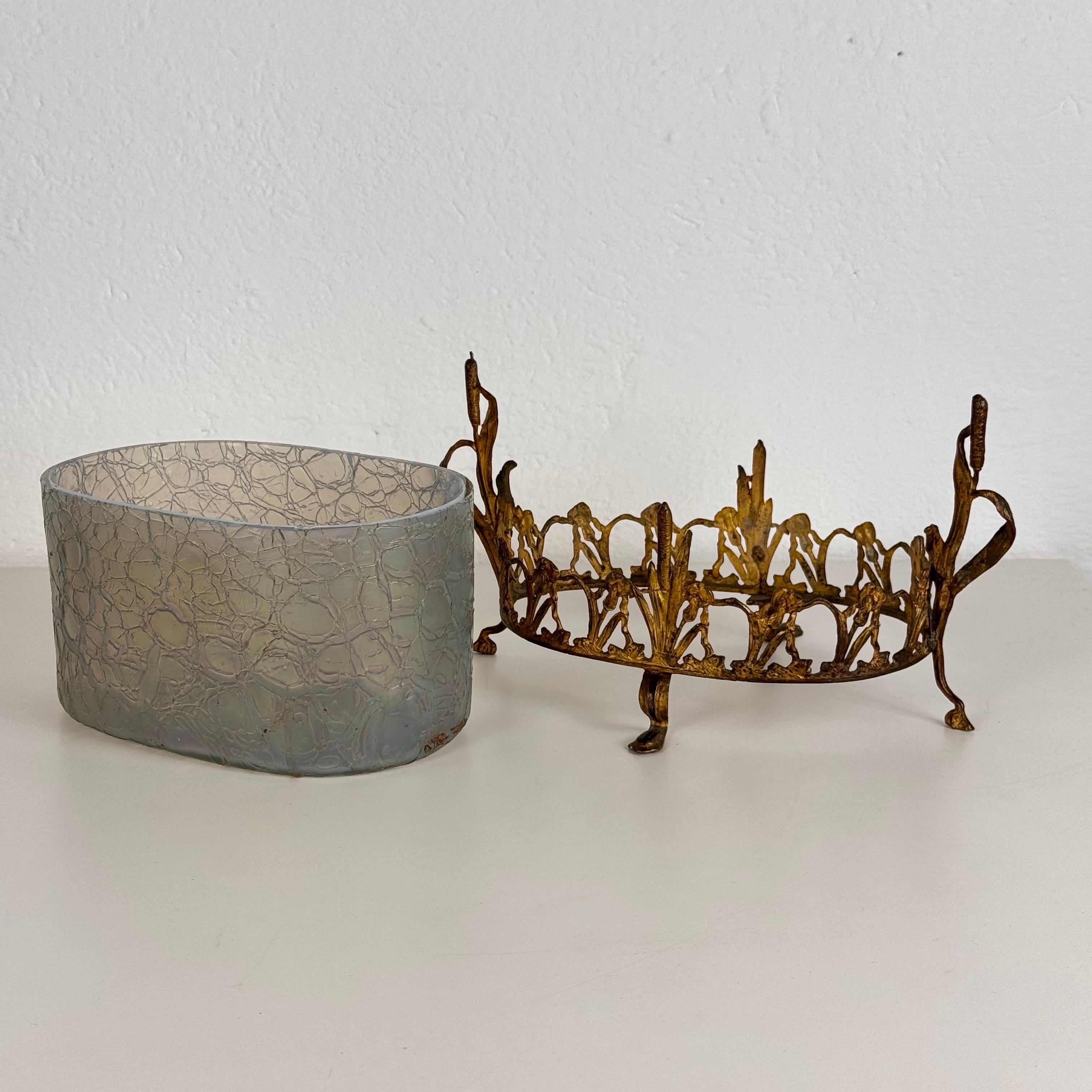 Seltener französischer Jugendstil-Übertöpfer aus Messing und opalisierendem Glas, spätes 19. Jahrhundert (Französisch) im Angebot