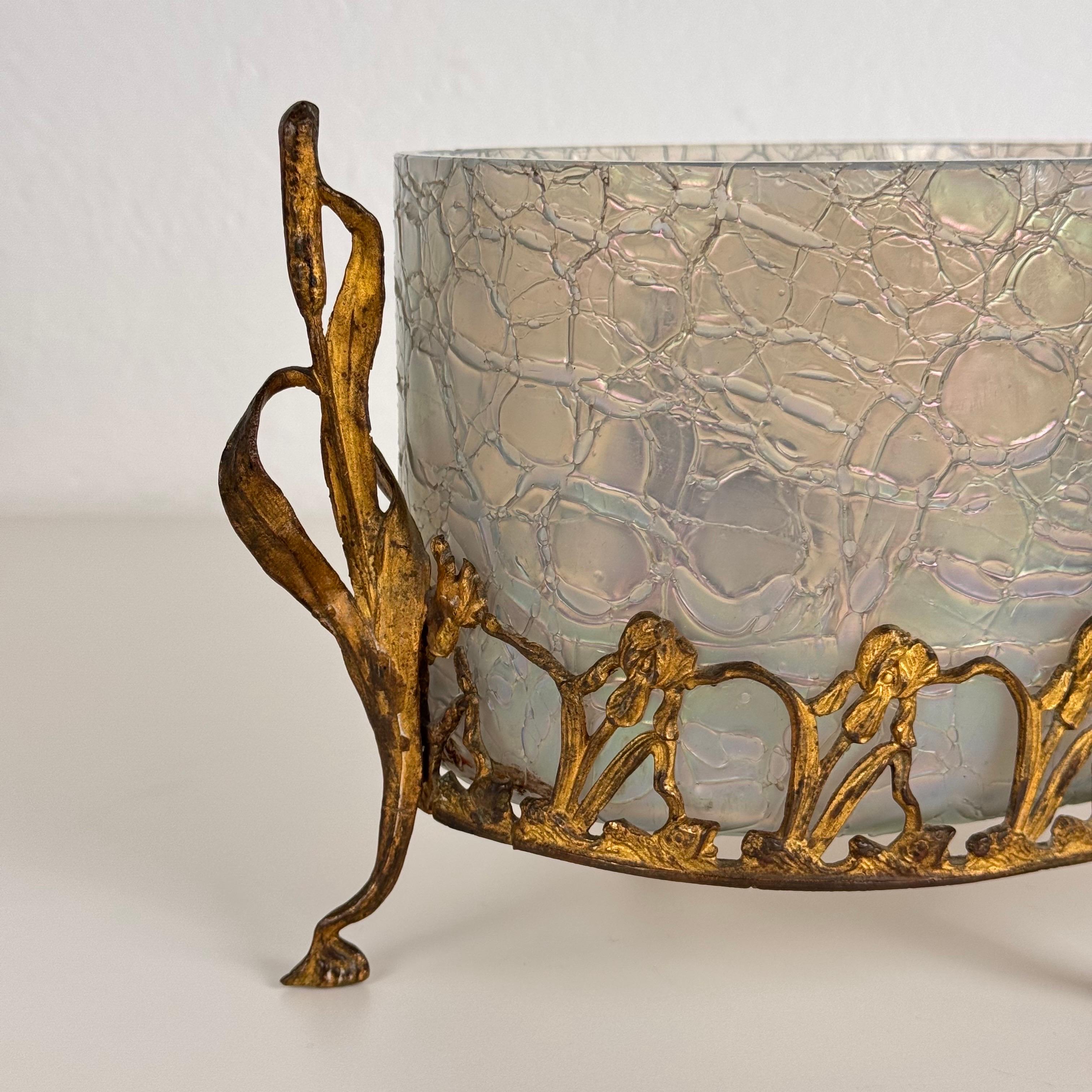 Seltener französischer Jugendstil-Übertöpfer aus Messing und opalisierendem Glas, spätes 19. Jahrhundert (Handgefertigt) im Angebot