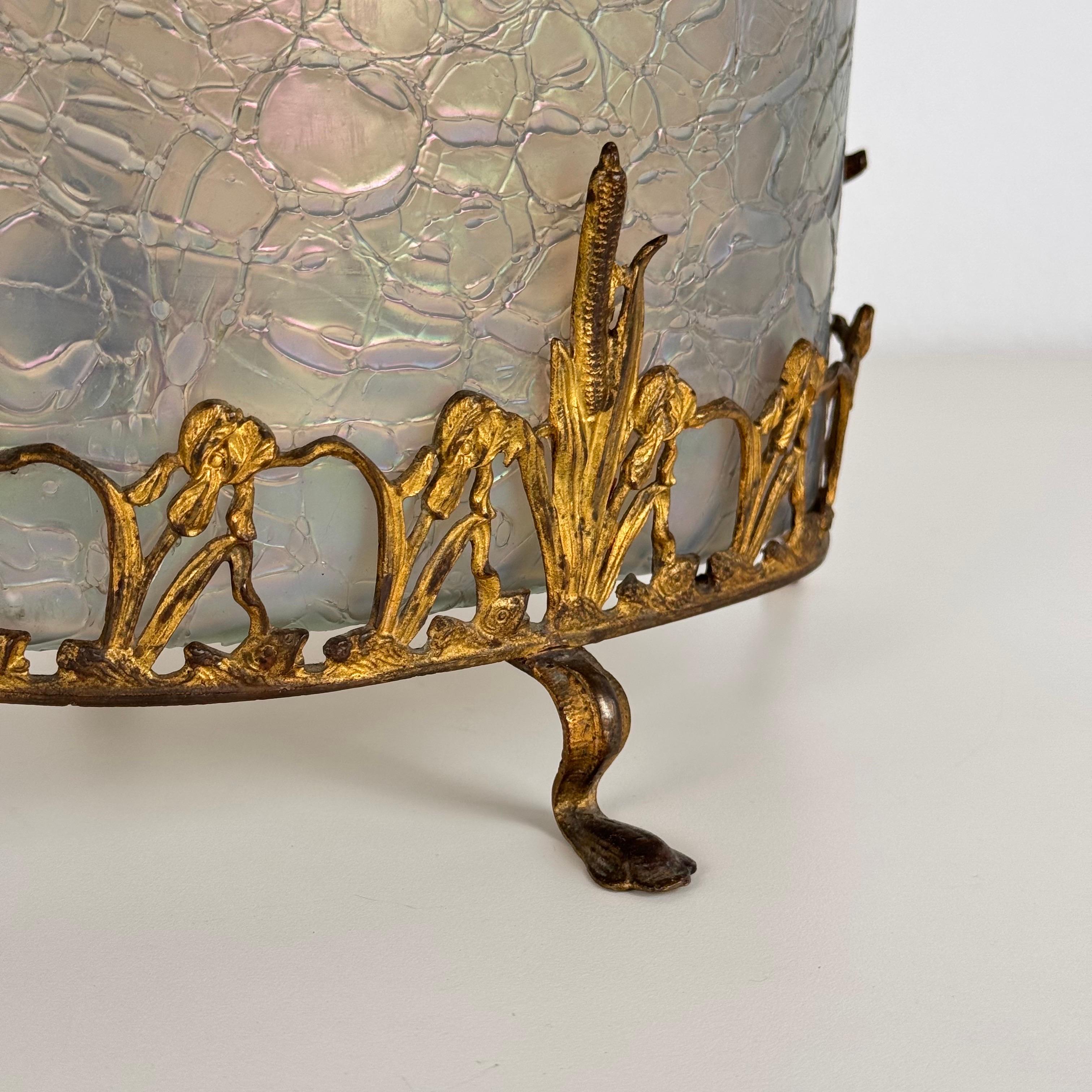 Seltener französischer Jugendstil-Übertöpfer aus Messing und opalisierendem Glas, spätes 19. Jahrhundert (Spätes 19. Jahrhundert) im Angebot