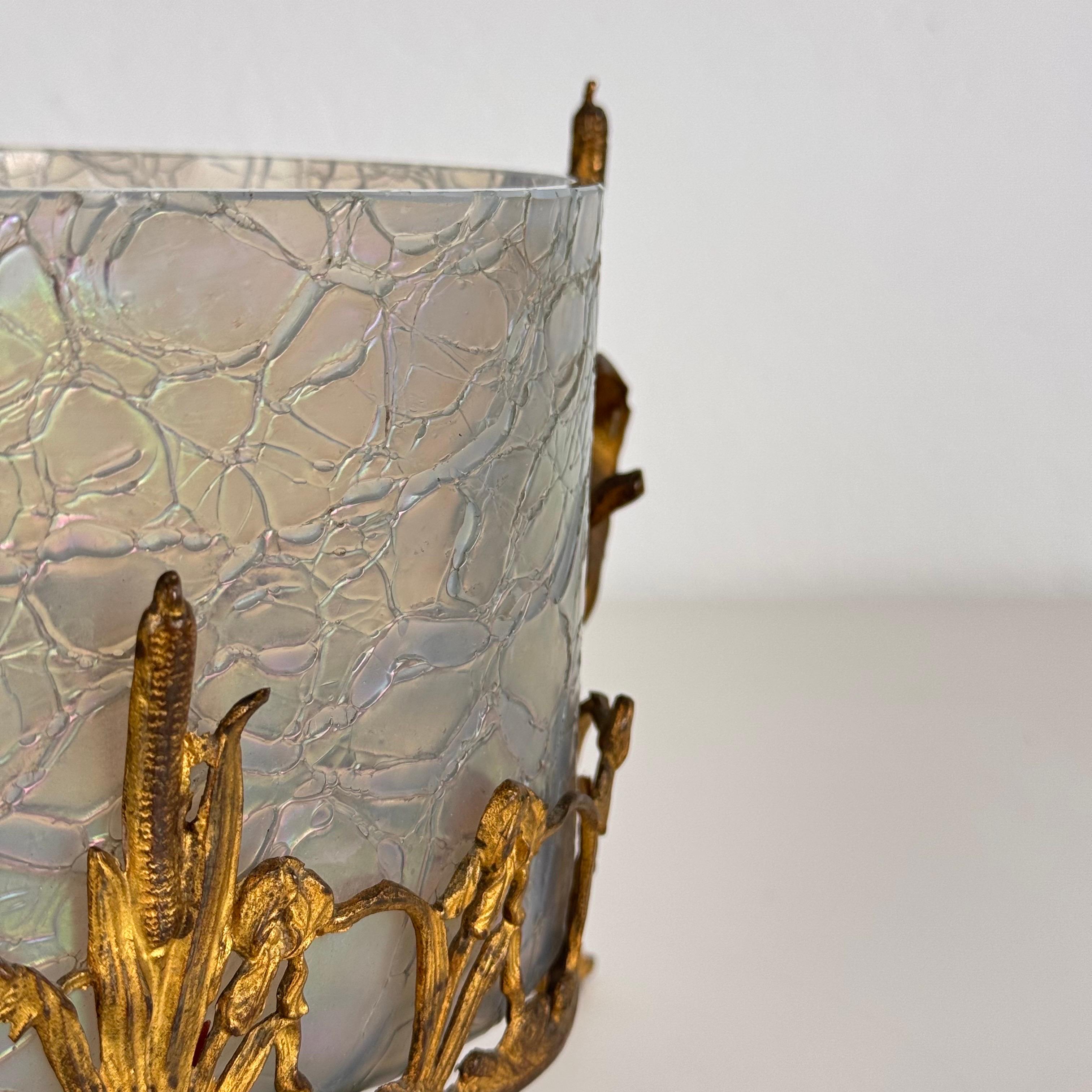 Seltener französischer Jugendstil-Übertöpfer aus Messing und opalisierendem Glas, spätes 19. Jahrhundert im Angebot 1