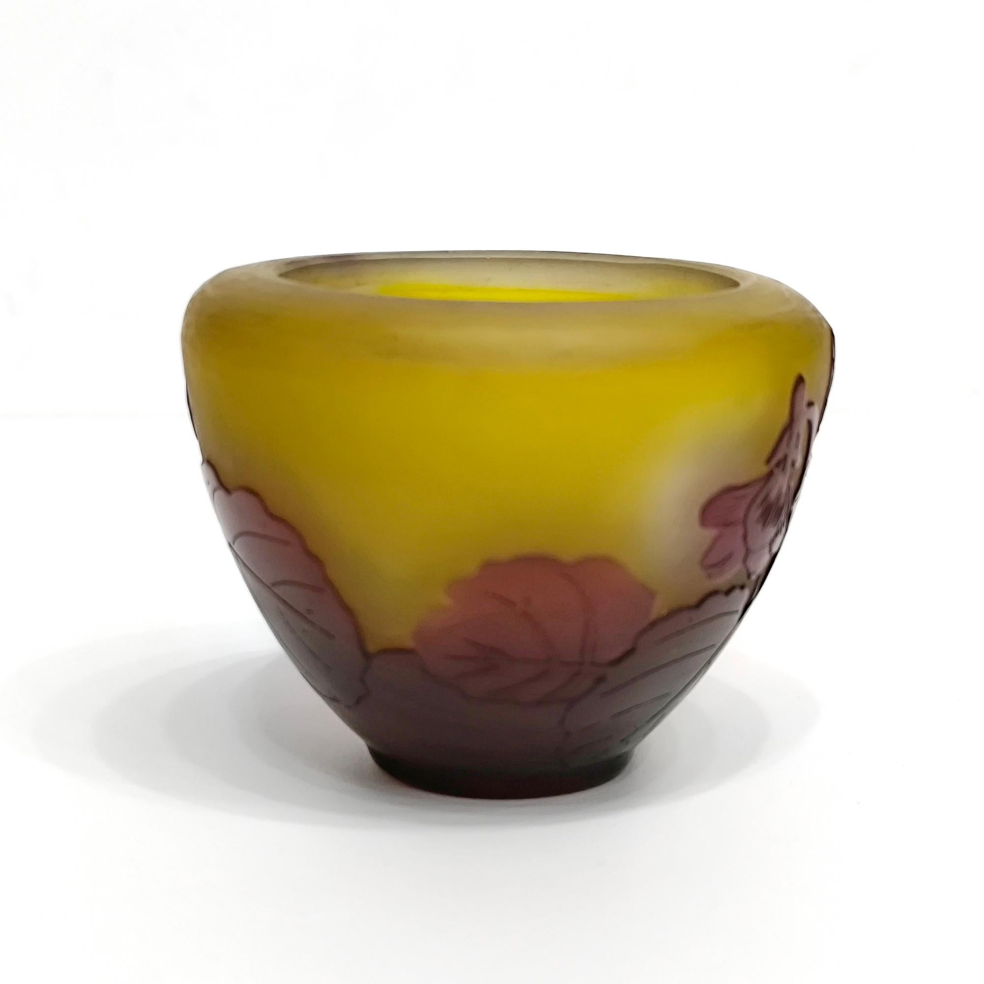 Raro vaso francese in vetro cammeo Art Nouveau, decorazione di violette di Emile Galle in vendita 3