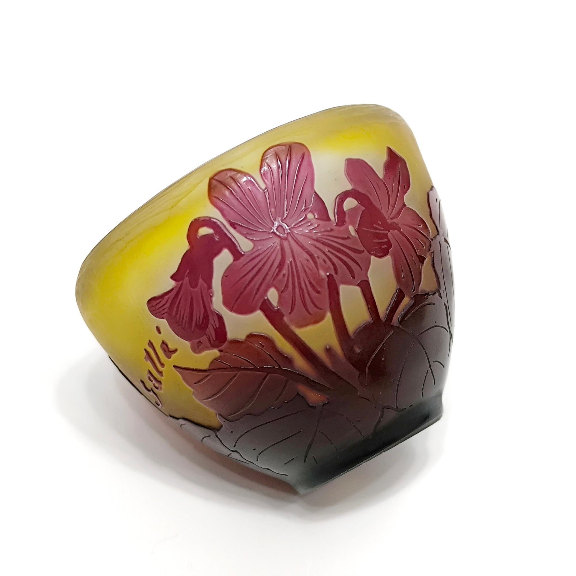 Raro vaso francese in vetro cammeo Art Nouveau, decorazione di violette di Emile Galle in vendita 4