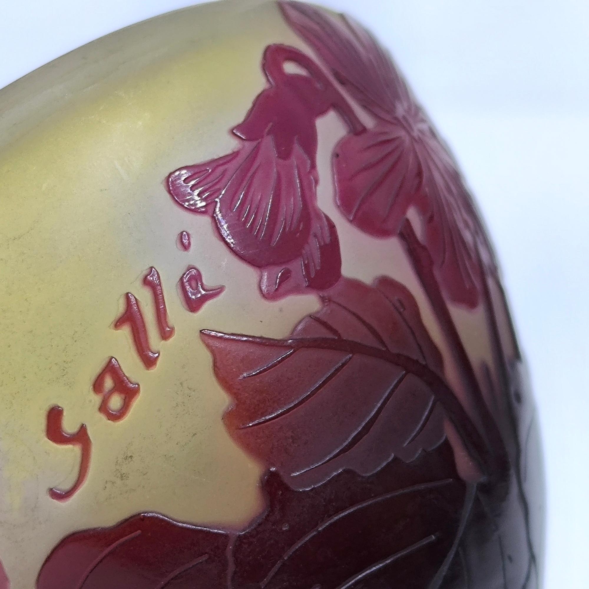 Raro vaso francese in vetro cammeo Art Nouveau, decorazione di violette di Emile Galle in vendita 5