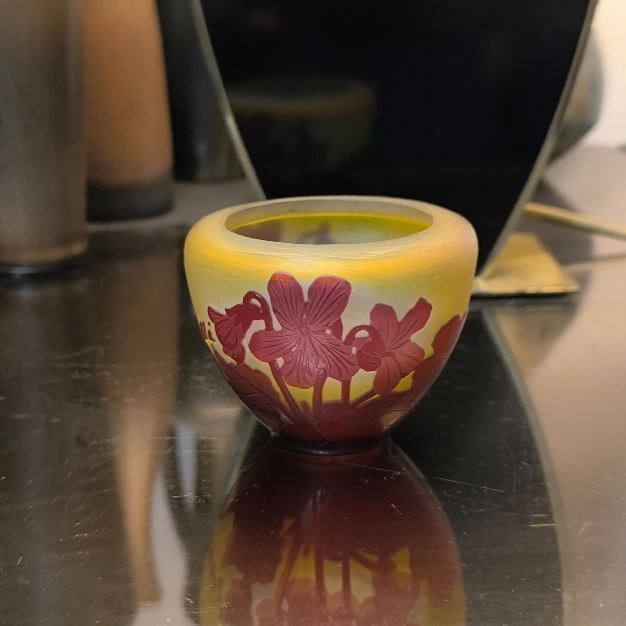 Vaso a ciotola Gall�é con decoro di violette - Inizio anni '10, da collezione.
Dimensioni: Altezza: 7 cm, Diametro: 7,5 cm.
Uno squisito vaso a forma di ciotola prodotto dall'Établissement Émile Gallé all'inizio degli anni '10, che mostra una