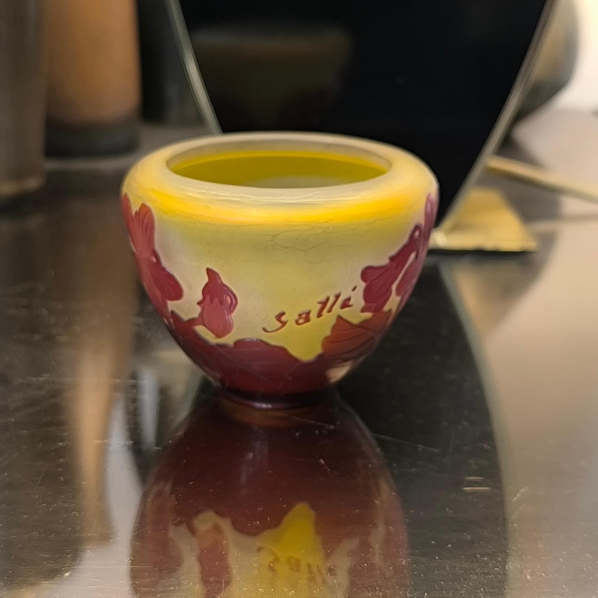 Francese Raro vaso francese in vetro cammeo Art Nouveau, decorazione di violette di Emile Galle in vendita