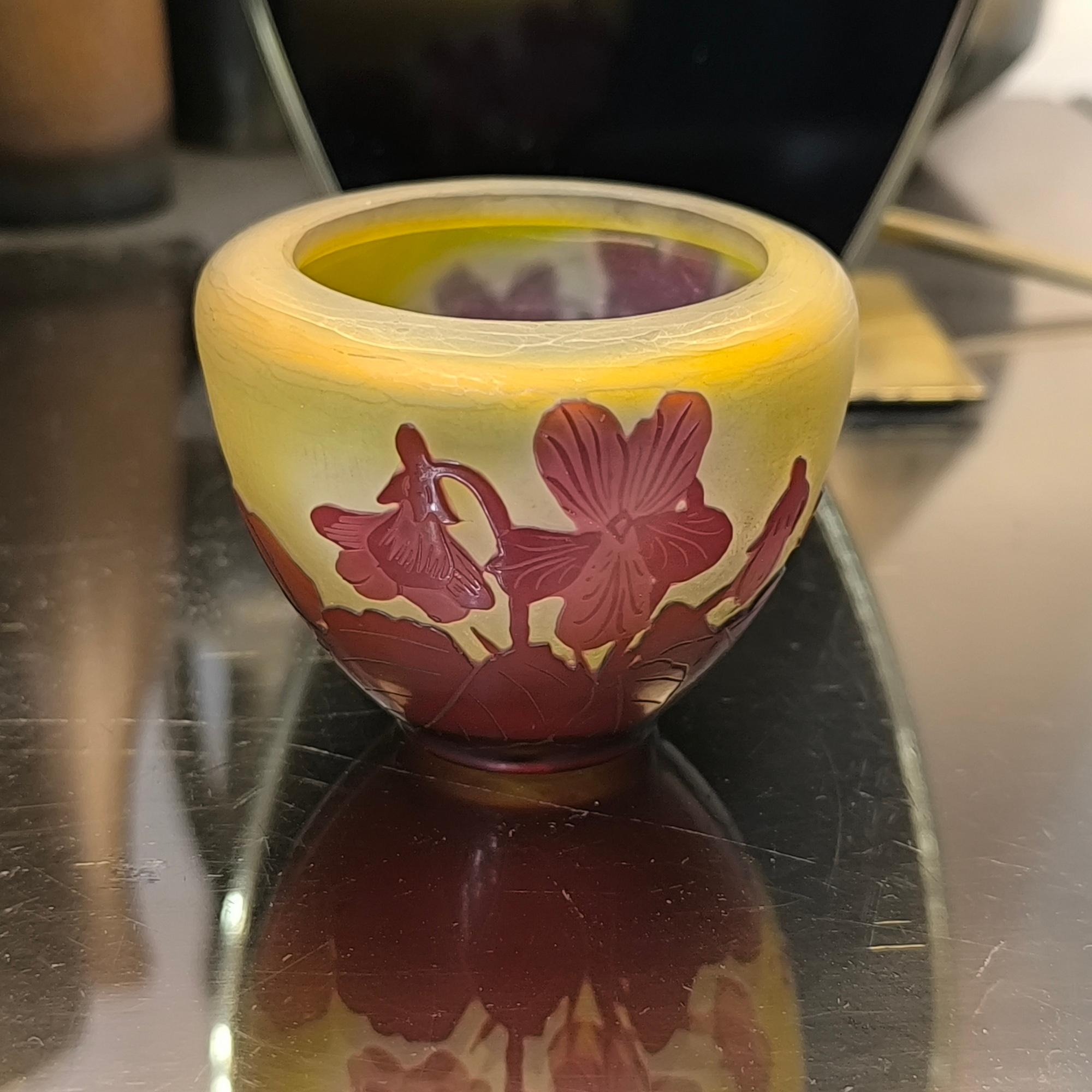 Realizzato con acquaforte Raro vaso francese in vetro cammeo Art Nouveau, decorazione di violette di Emile Galle in vendita