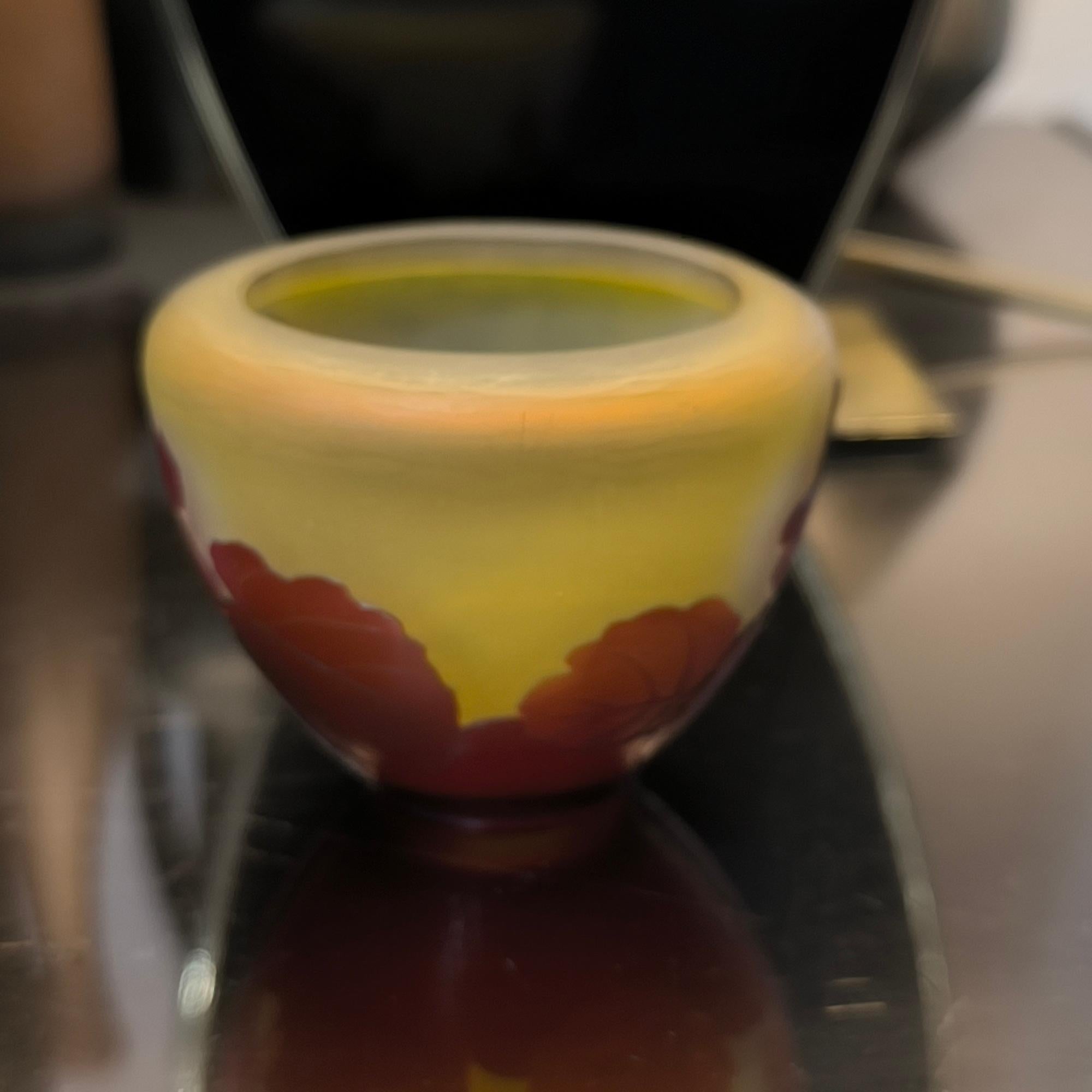 Raro vaso francese in vetro cammeo Art Nouveau, decorazione di violette di Emile Galle In condizioni ottime in vendita a Bochum, NRW