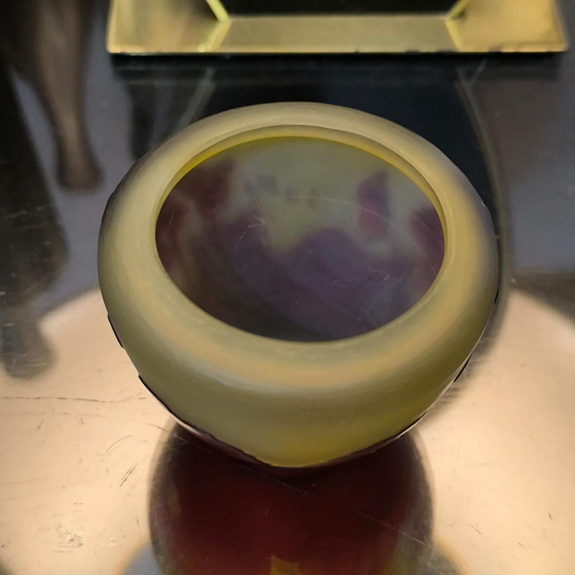 Inizio XX secolo Raro vaso francese in vetro cammeo Art Nouveau, decorazione di violette di Emile Galle in vendita