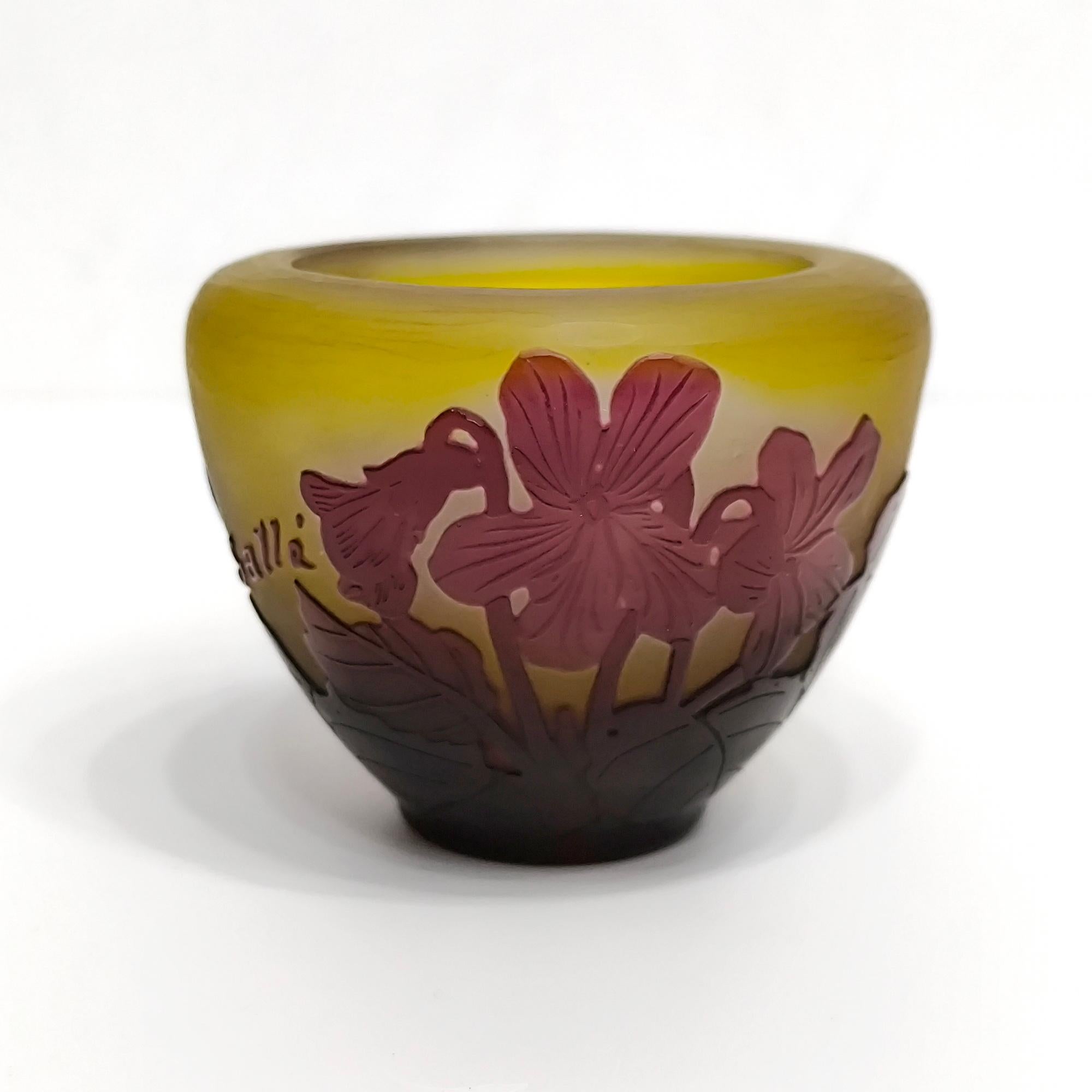 Vetro Raro vaso francese in vetro cammeo Art Nouveau, decorazione di violette di Emile Galle in vendita