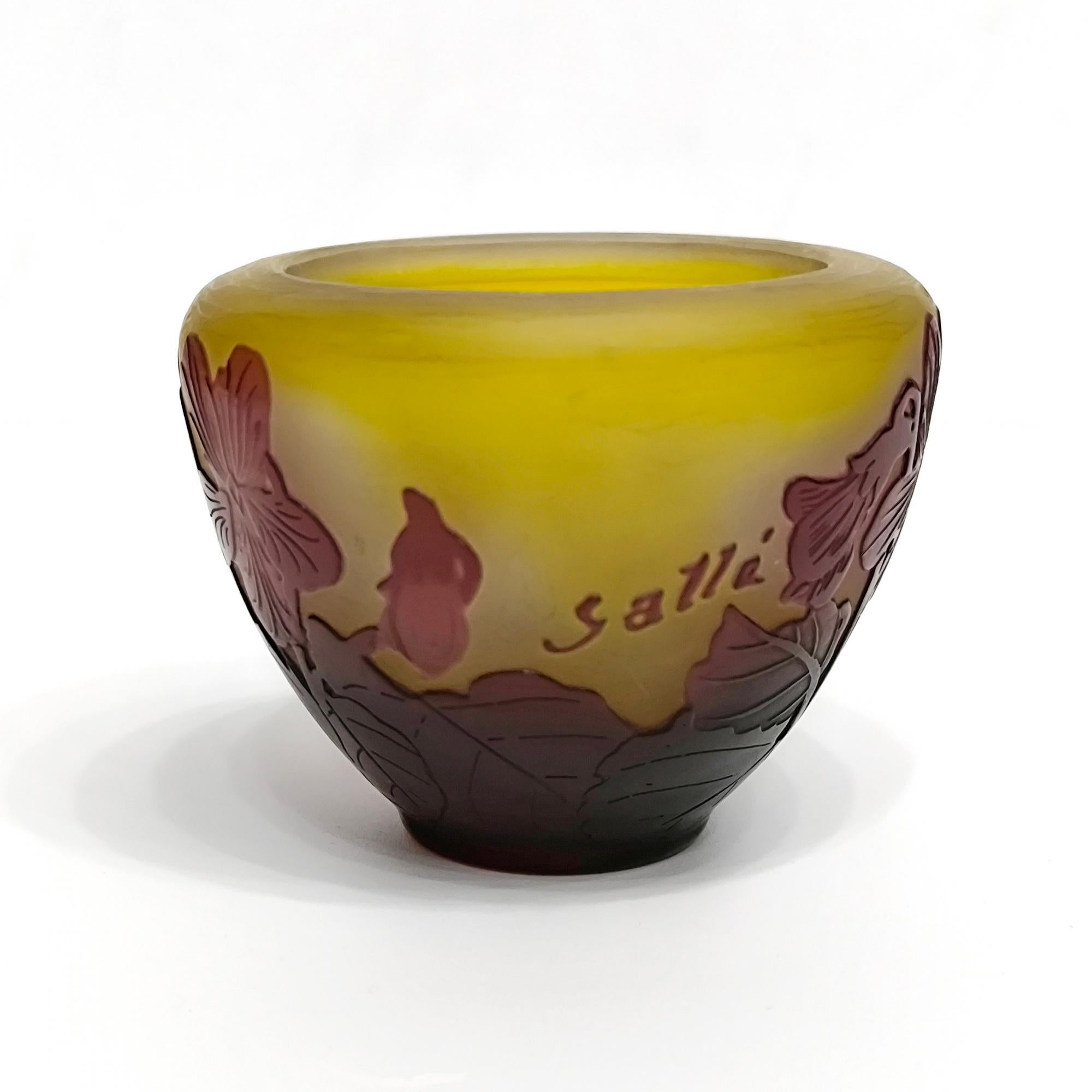 Raro vaso francese in vetro cammeo Art Nouveau, decorazione di violette di Emile Galle in vendita 1