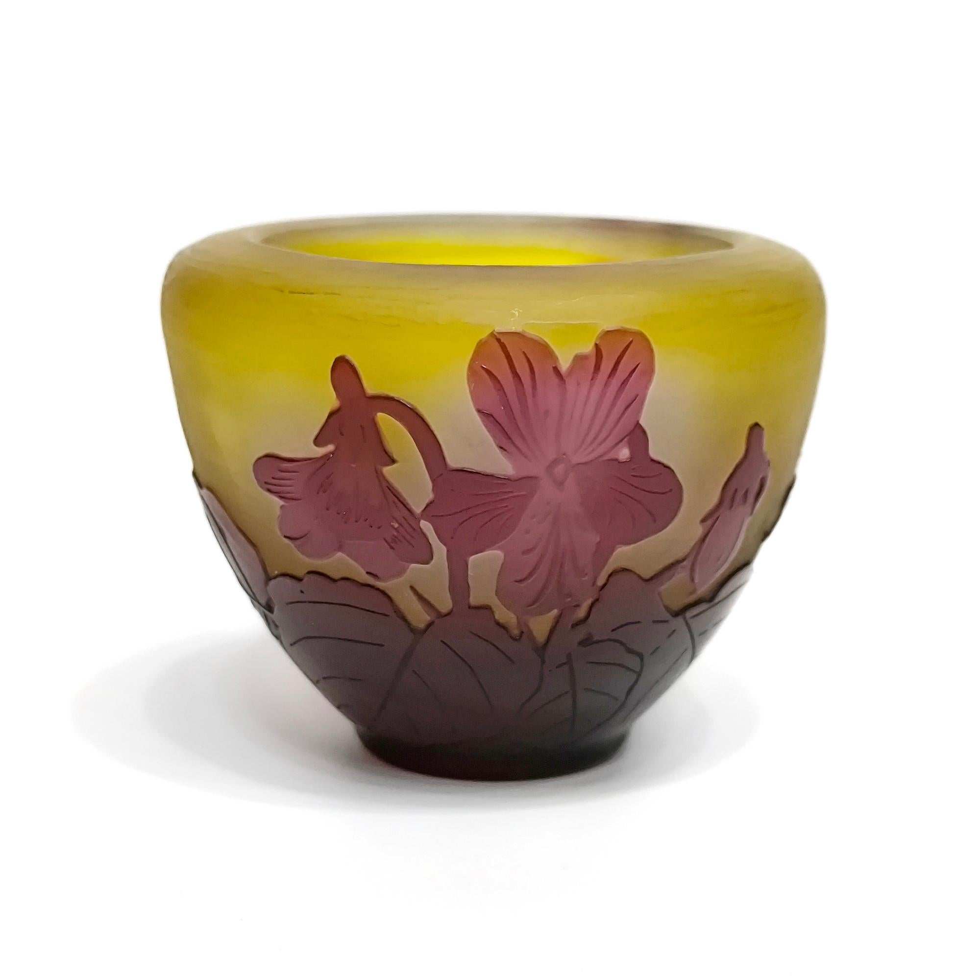 Raro vaso francese in vetro cammeo Art Nouveau, decorazione di violette di Emile Galle in vendita 2