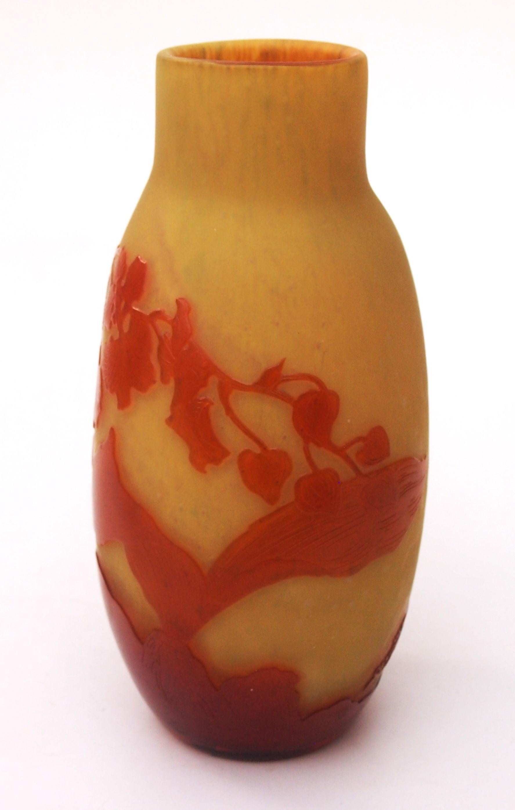 Un rarissimo vaso per orchidee Emile Galle cammeo rosa intenso su giallo marmorizzato - insolitamente lo strato giallo è marmorizzato con macchie di blu (vedi immagini) - gli strati marmorizzati sono molto rari e conferiscono al vaso un aspetto