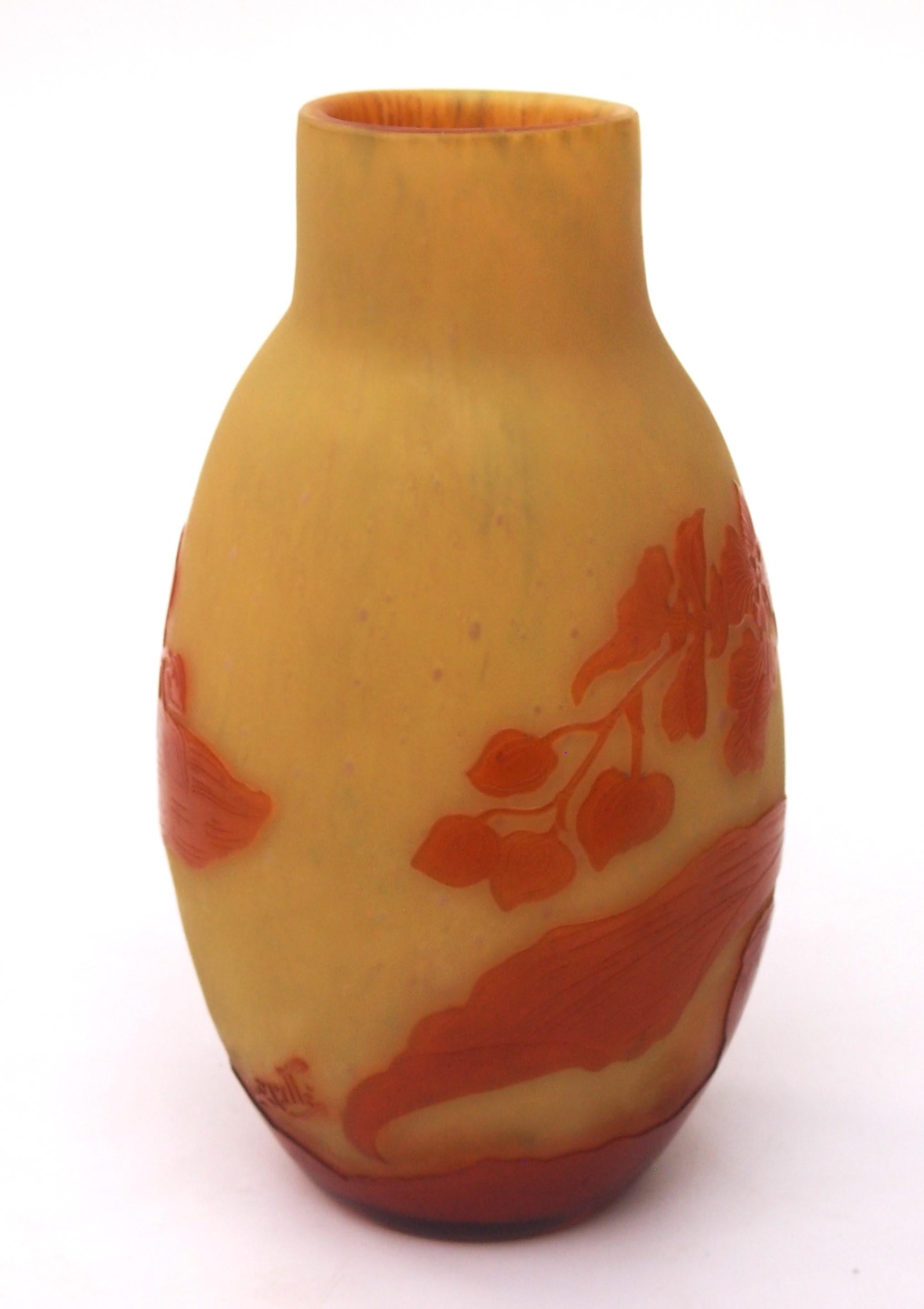 Francese Raro vaso francese Art Nouveau in vetro giallo marmorizzato Emile Galle Cameo -Orchidee in vendita