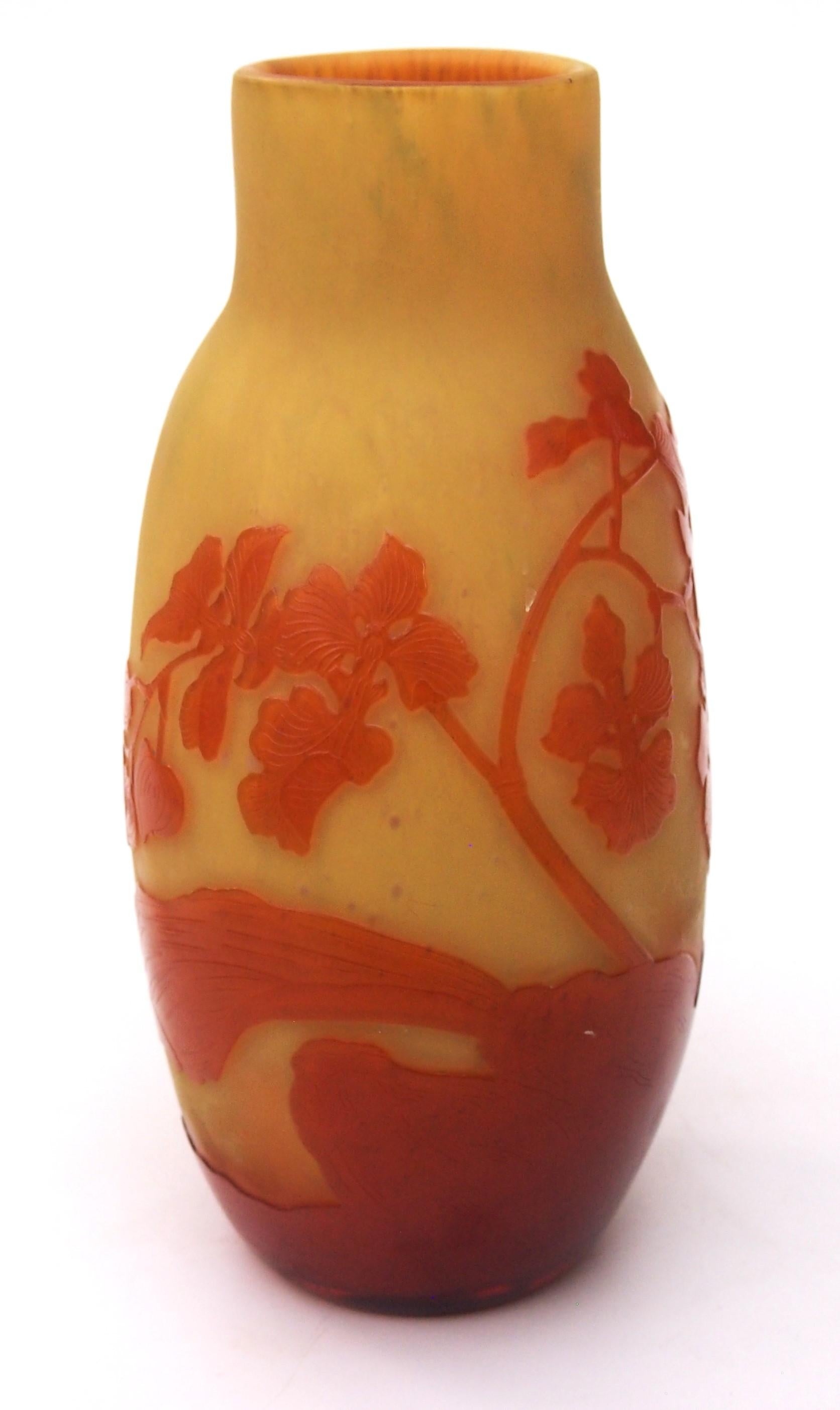 Raro vaso francese Art Nouveau in vetro giallo marmorizzato Emile Galle Cameo -Orchidee In condizioni buone in vendita a Worcester Park, GB