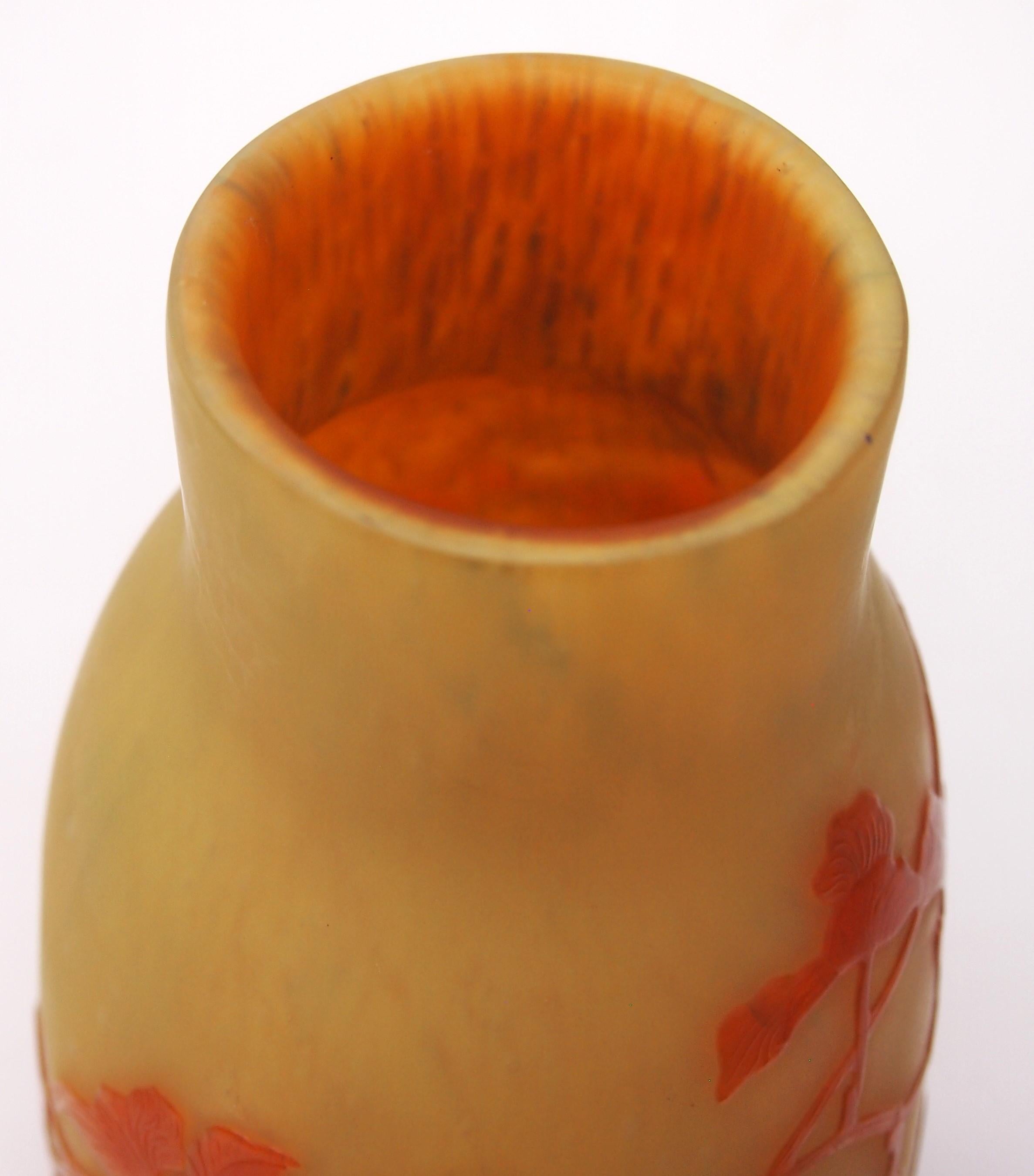 Vetro artistico Raro vaso francese Art Nouveau in vetro giallo marmorizzato Emile Galle Cameo -Orchidee in vendita