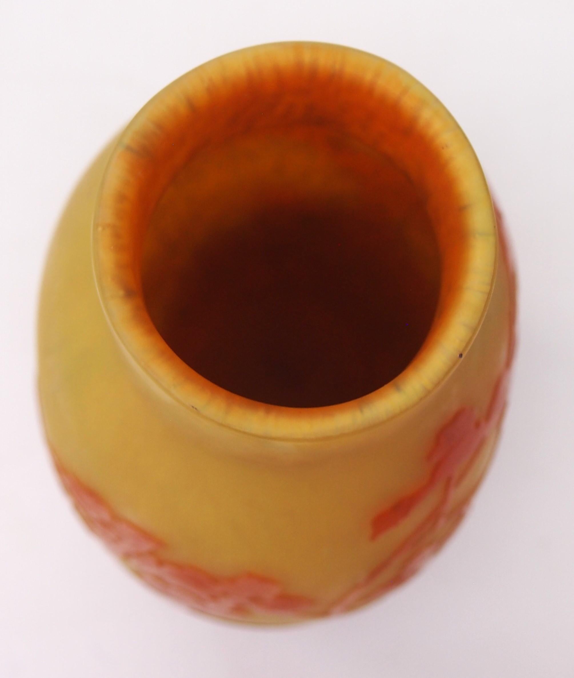 Raro vaso francese Art Nouveau in vetro giallo marmorizzato Emile Galle Cameo -Orchidee in vendita 1