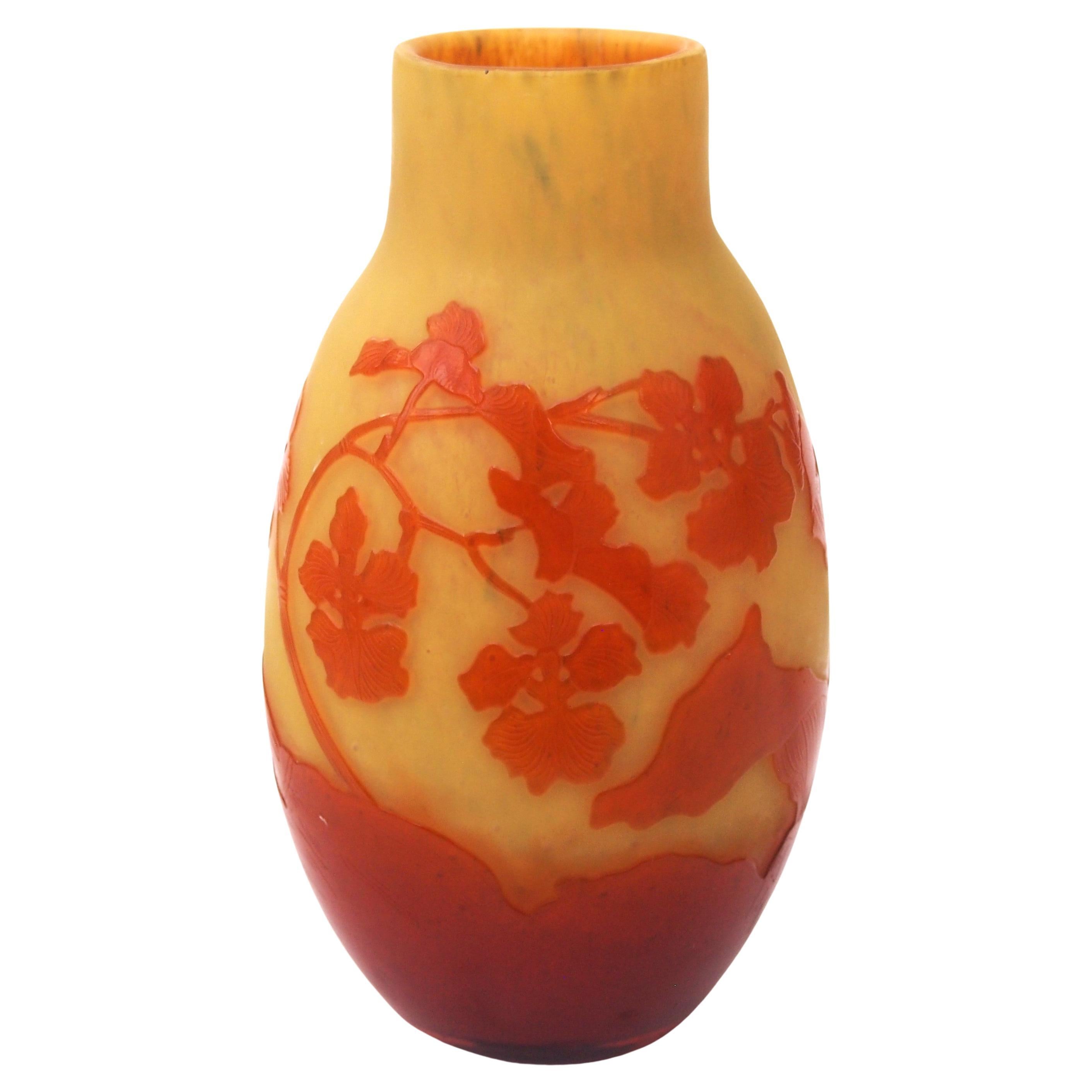 Raro vaso francese Art Nouveau in vetro giallo marmorizzato Emile Galle Cameo -Orchidee in vendita